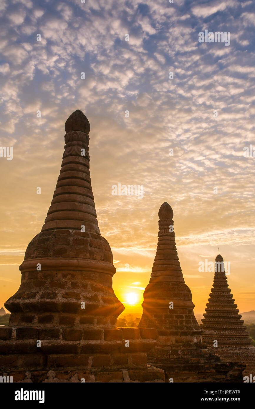 Beau lever de soleil sur l'pagodes à Bagan, Myanmar Banque D'Images