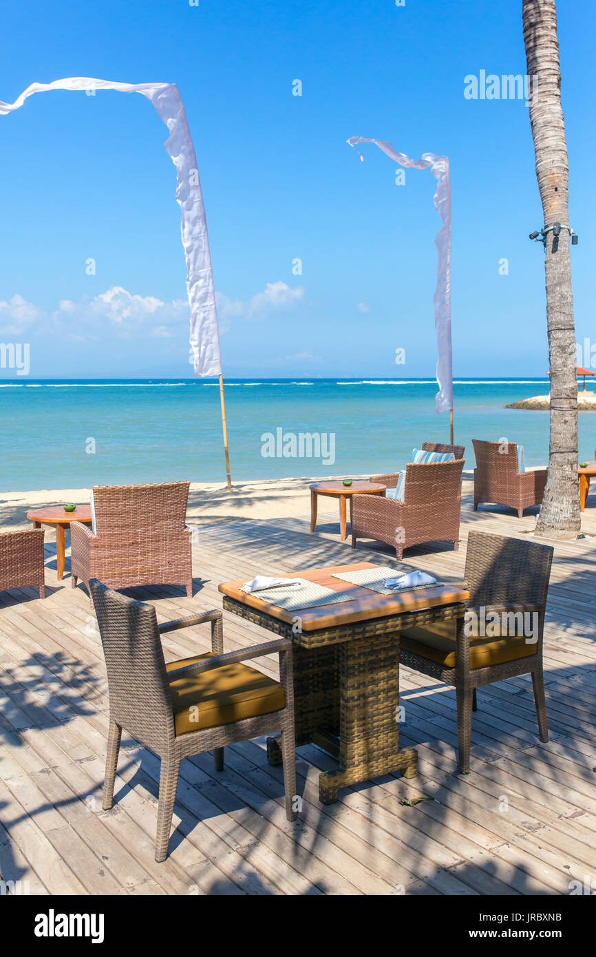 Le restaurant de plage de luxe au cours de journée ensoleillée sur l'île de Bali Banque D'Images