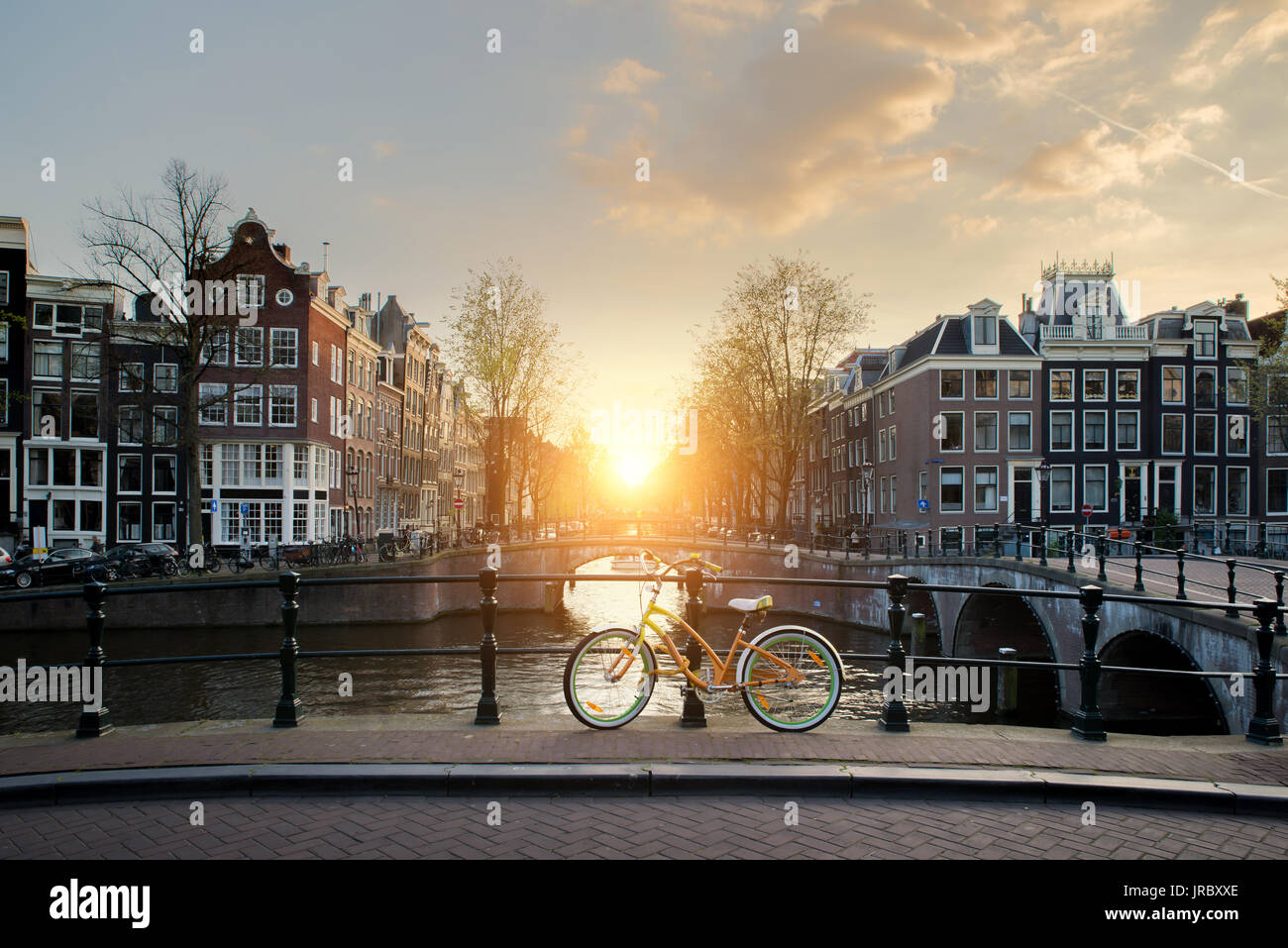 Doublure de bicyclettes un pont sur les canaux d'Amsterdam, Pays-Bas. Location est une forme importante de transport à Amsterdam, Pays-Bas. Banque D'Images