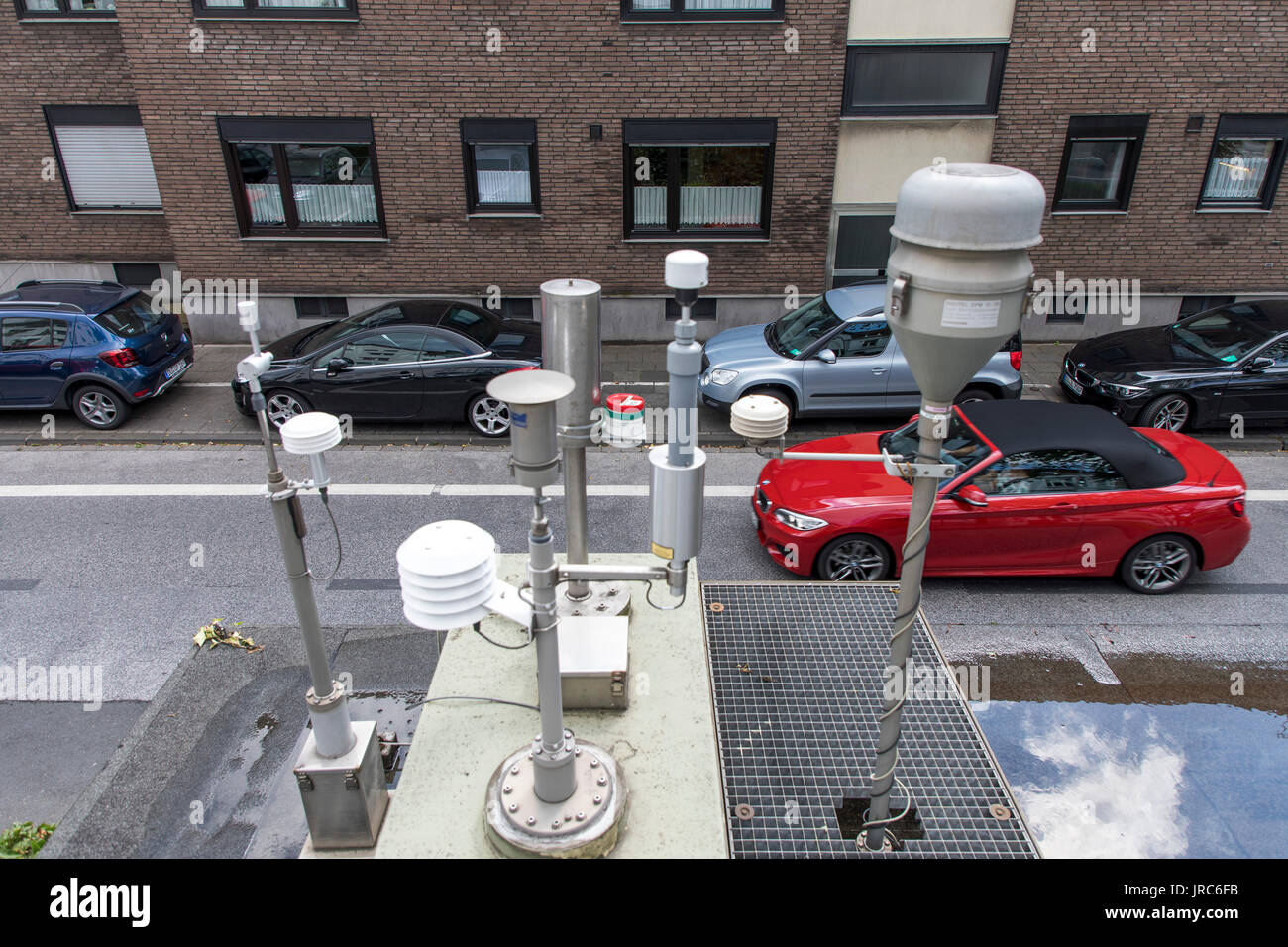 Station de mesure de l'air d'état, pour vérifier la qualité de l'air, dans une rue du centre-ville à Duisburg, Allemagne, Banque D'Images