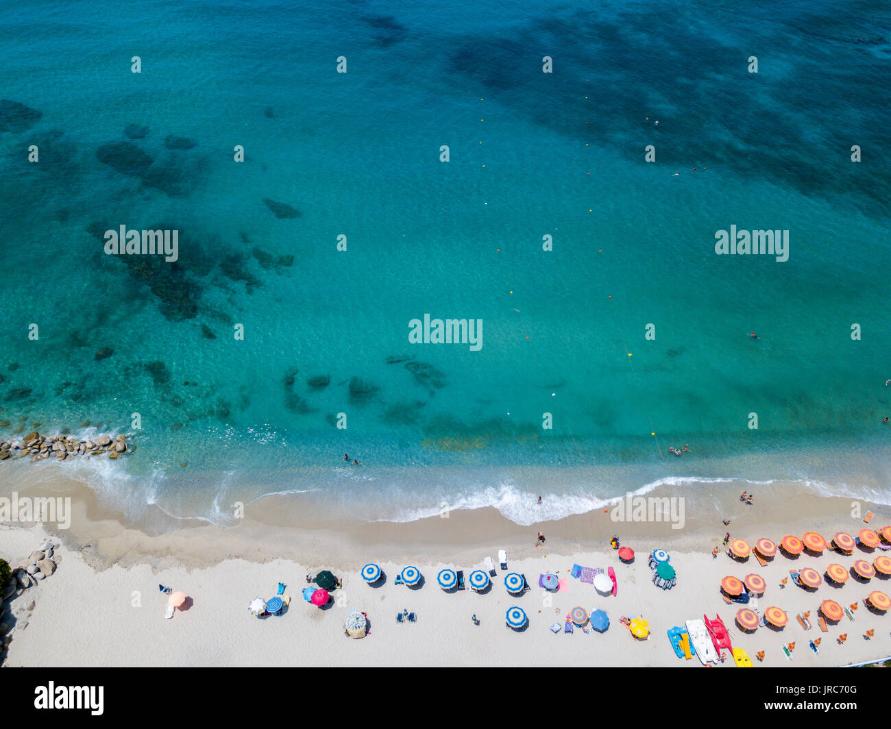 Vue aérienne d'une plage avec des canoës, des bateaux et des parasols. Tropea, Capo Vaticano. Calabria, Italie Banque D'Images
