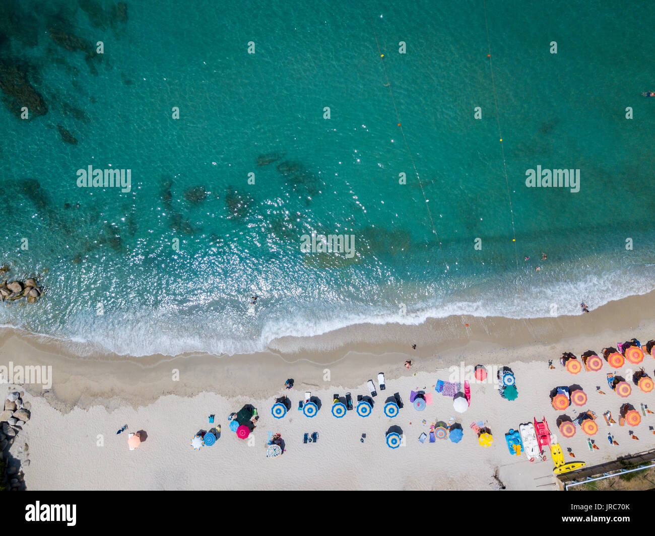 Vue aérienne d'une plage avec des canoës, des bateaux et des parasols. Tropea, Capo Vaticano. Calabria, Italie Banque D'Images