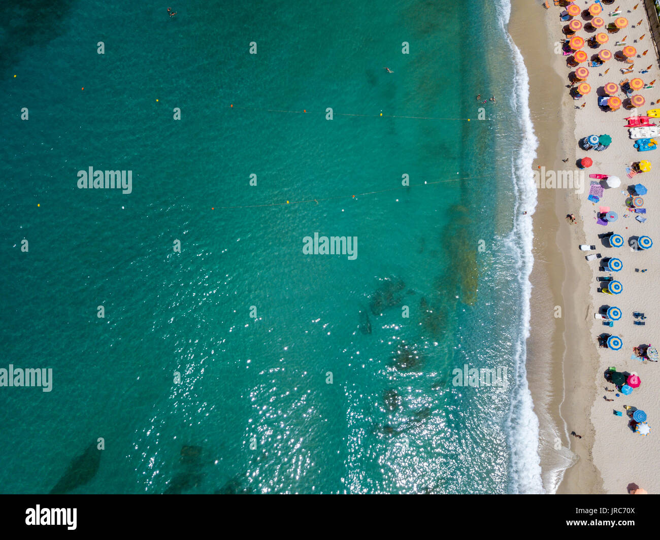 Vue aérienne d'une plage avec des canoës, des bateaux et des parasols. Tropea, Capo Vaticano. Calabria, Italie Banque D'Images