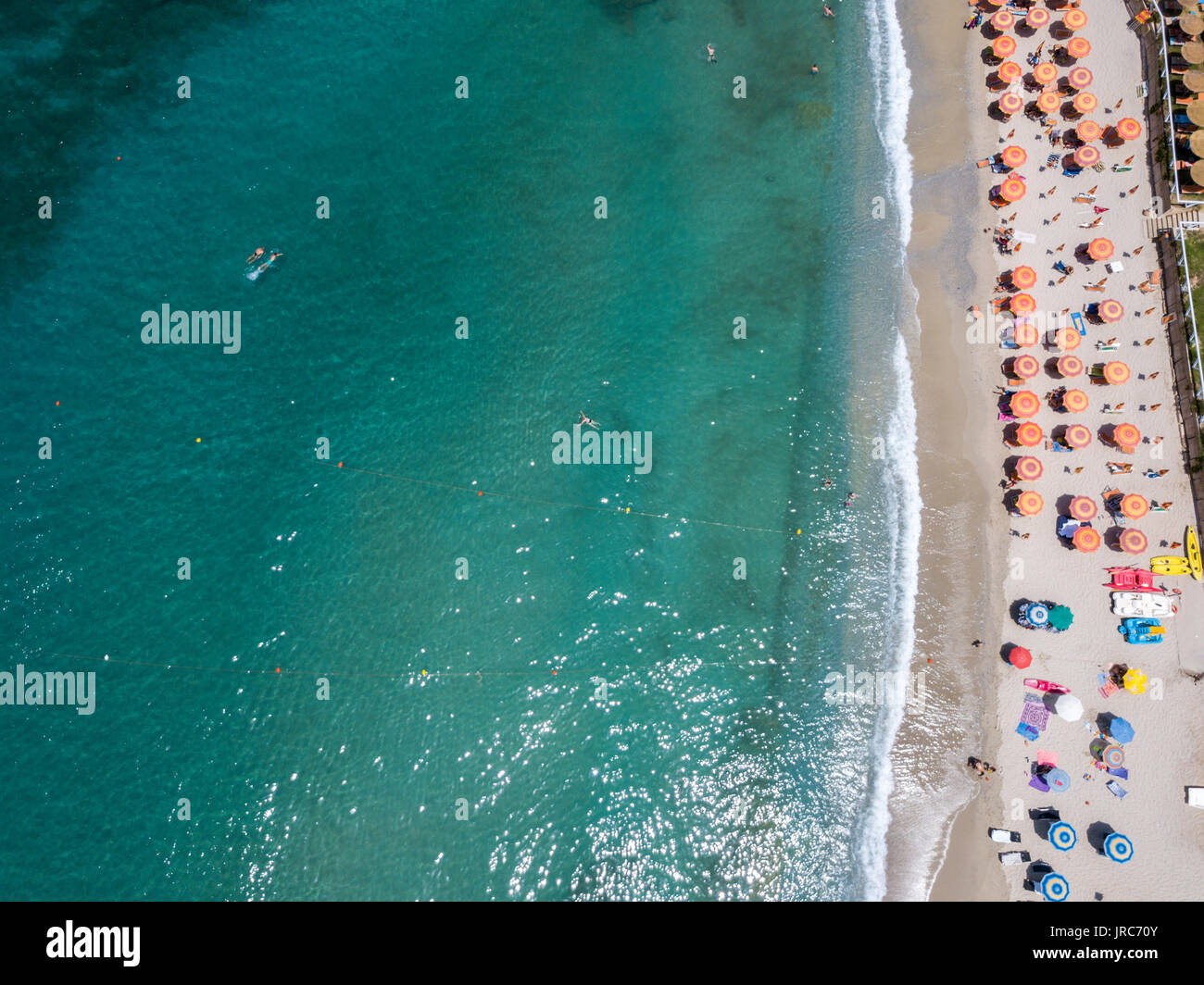 Vue aérienne d'une plage avec des canoës, des bateaux et des parasols. Tropea, Capo Vaticano. Calabria, Italie Banque D'Images