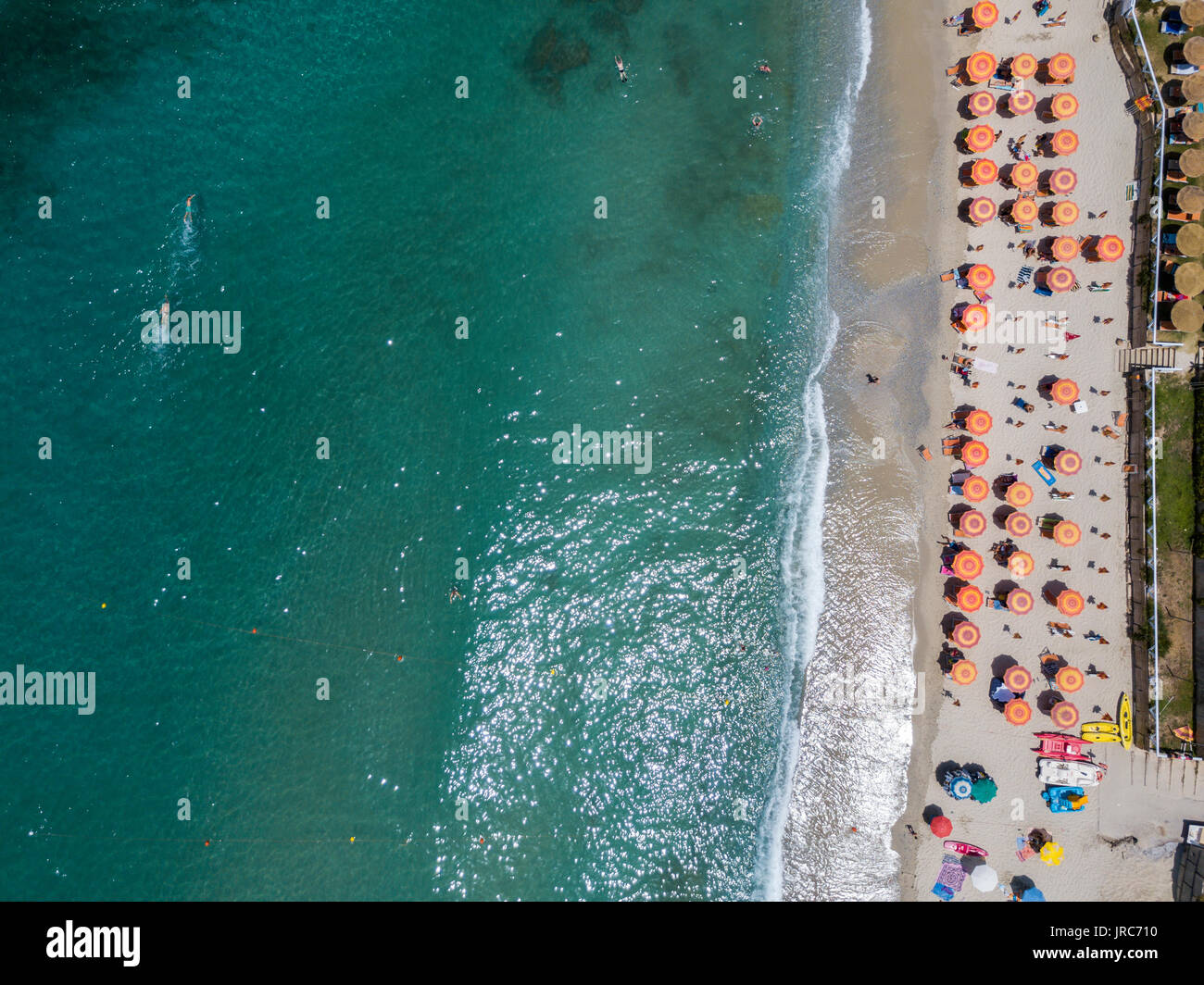 Vue aérienne d'une plage avec des canoës, des bateaux et des parasols. Tropea, Capo Vaticano. Calabria, Italie Banque D'Images