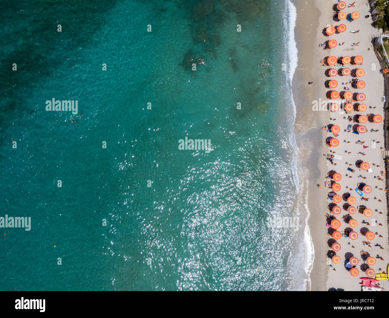 Vue aérienne d'une plage avec des canoës, des bateaux et des parasols. Tropea, Capo Vaticano. Calabria, Italie Banque D'Images