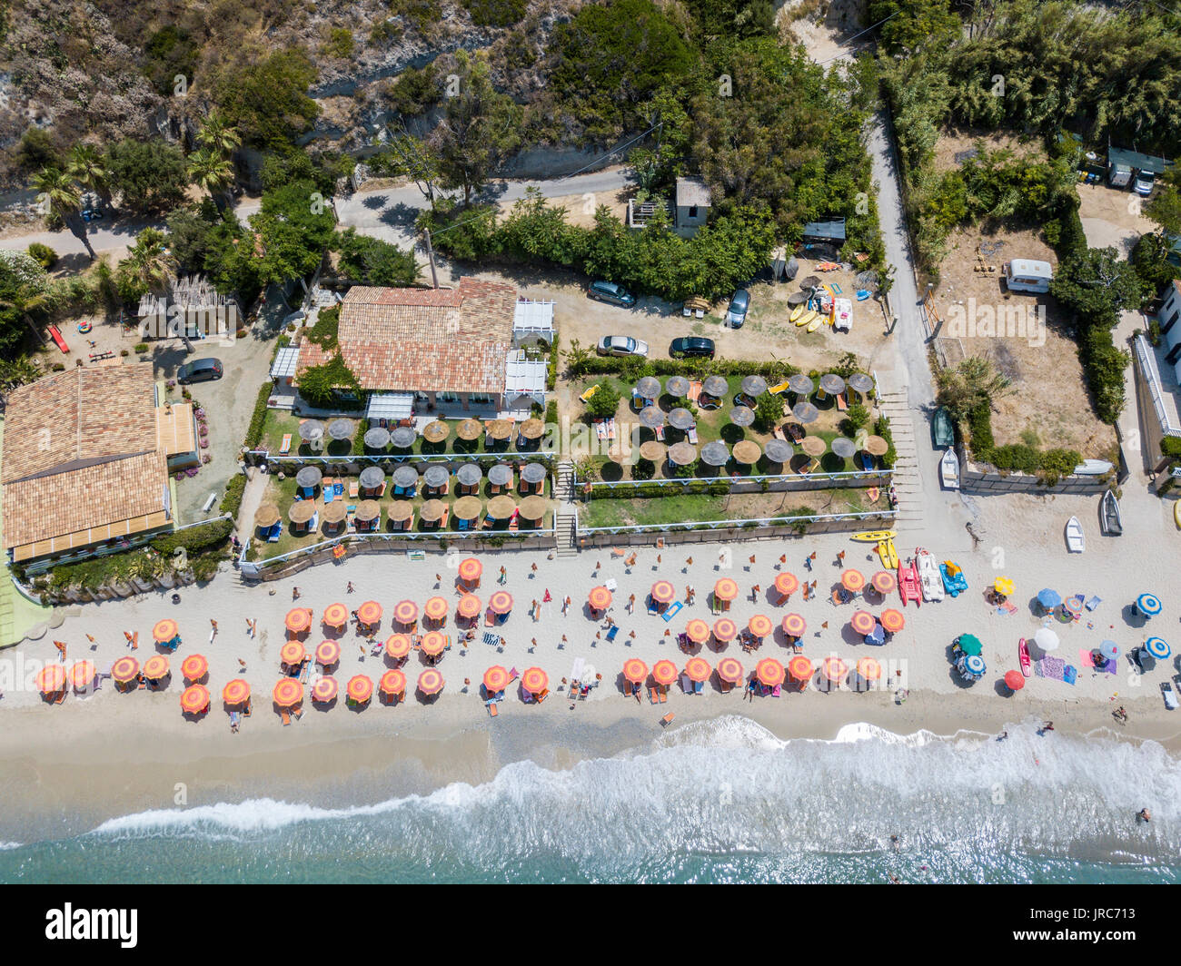 Vue aérienne d'une plage avec des canoës, des bateaux et des parasols. Tropea, Capo Vaticano. Calabria, Italie Banque D'Images