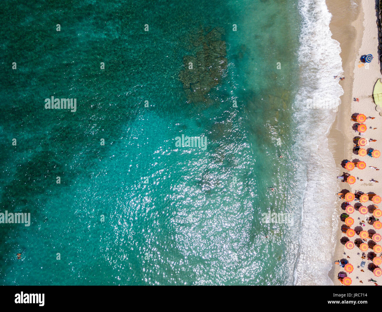 Vue aérienne d'une plage avec des canoës, des bateaux et des parasols. Tropea, Capo Vaticano. Calabria, Italie Banque D'Images