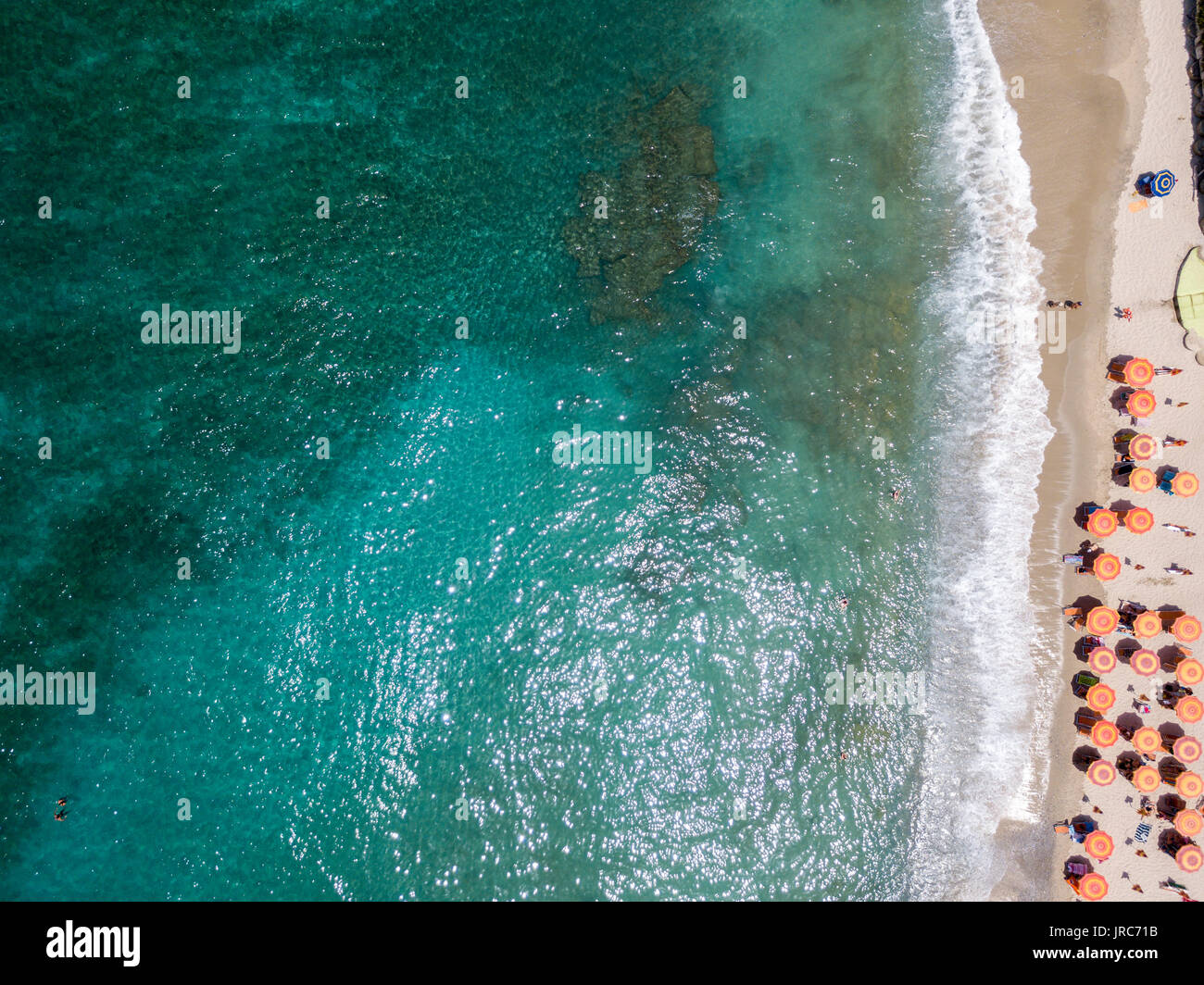 Vue aérienne d'une plage avec des canoës, des bateaux et des parasols. Tropea, Capo Vaticano. Calabria, Italie Banque D'Images