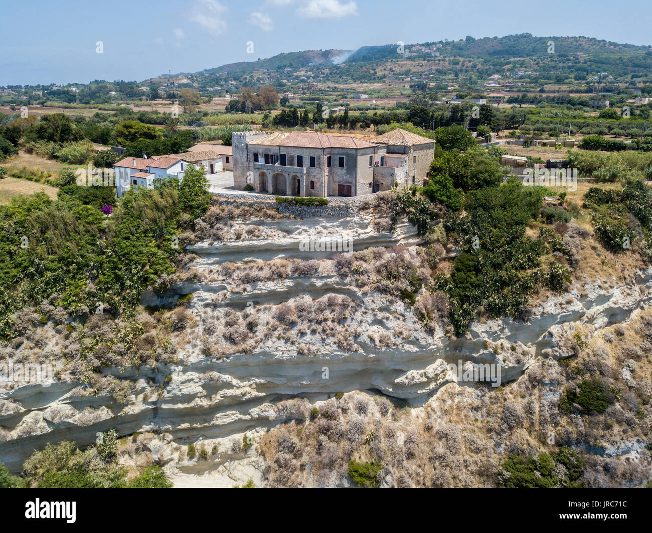 Vue aérienne de maisons sur la roche sur un promontoire dominant la mer, Tropea, Capo Vaticano en Calabre. Italie Banque D'Images