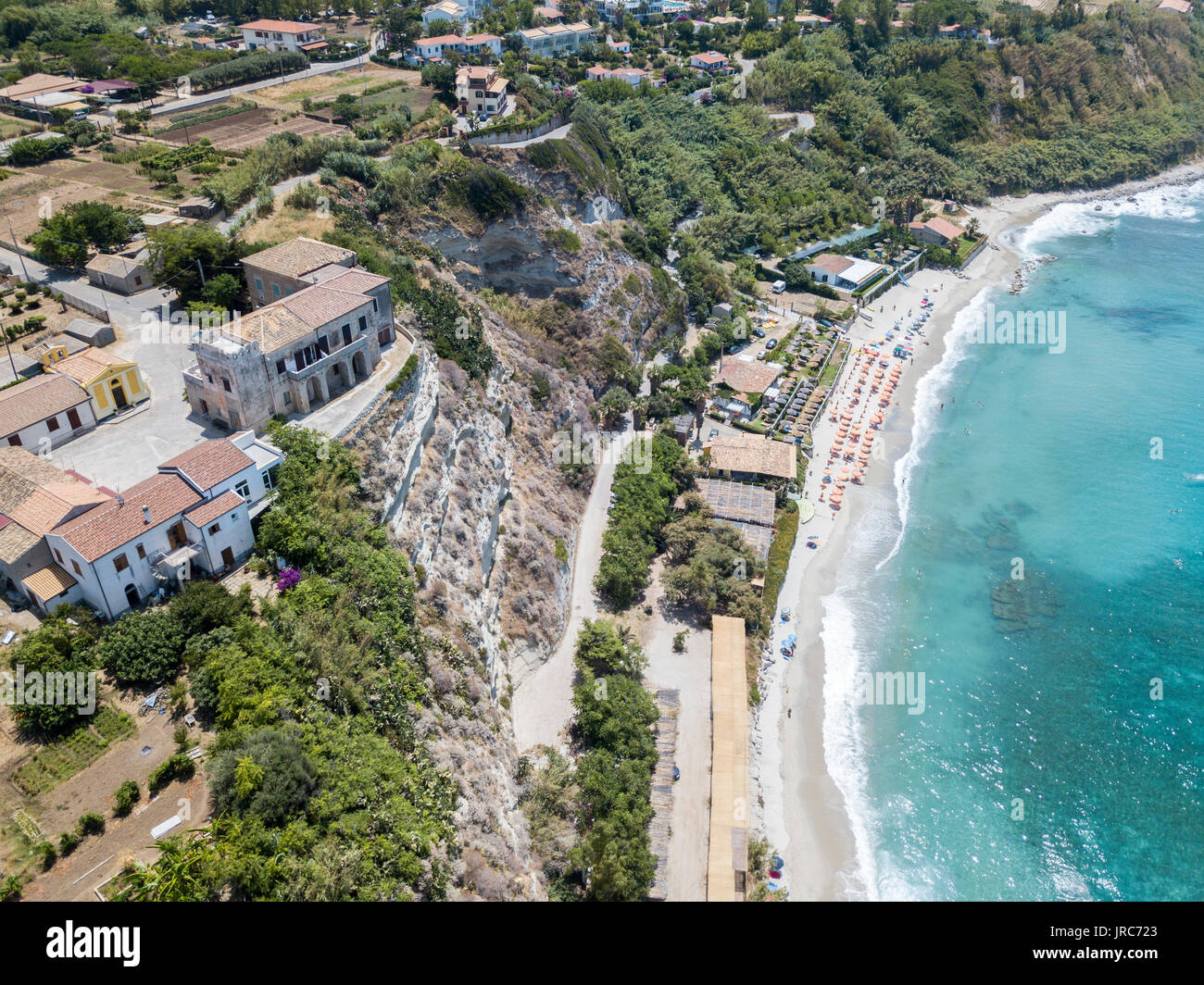 Vue aérienne d'une plage avec des canoës, des bateaux et des parasols. Tropea, Capo Vaticano. Calabria, Italie Banque D'Images