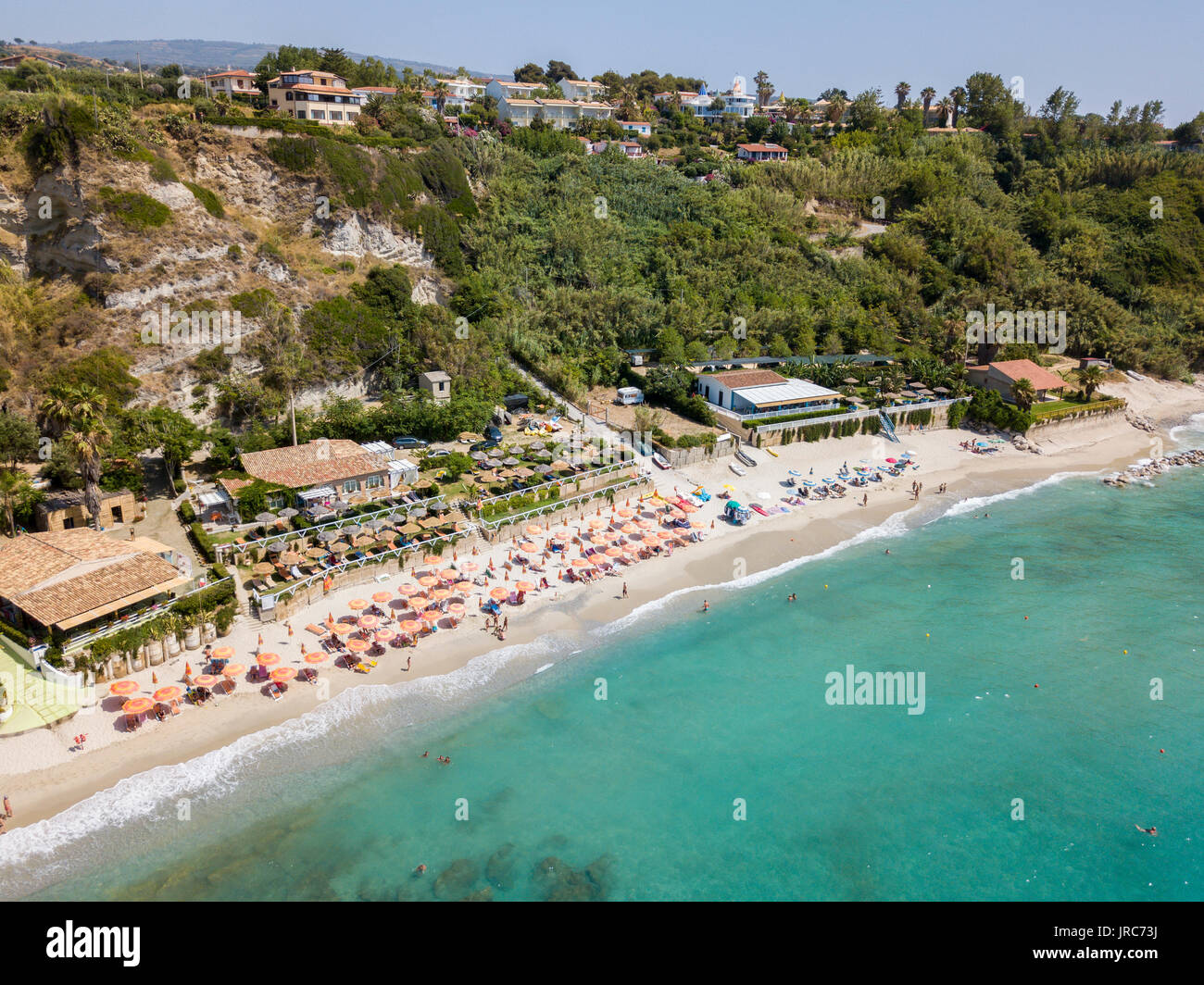 Vue aérienne d'une plage avec des canoës, des bateaux et des parasols. Tropea, Capo Vaticano. Calabria, Italie Banque D'Images