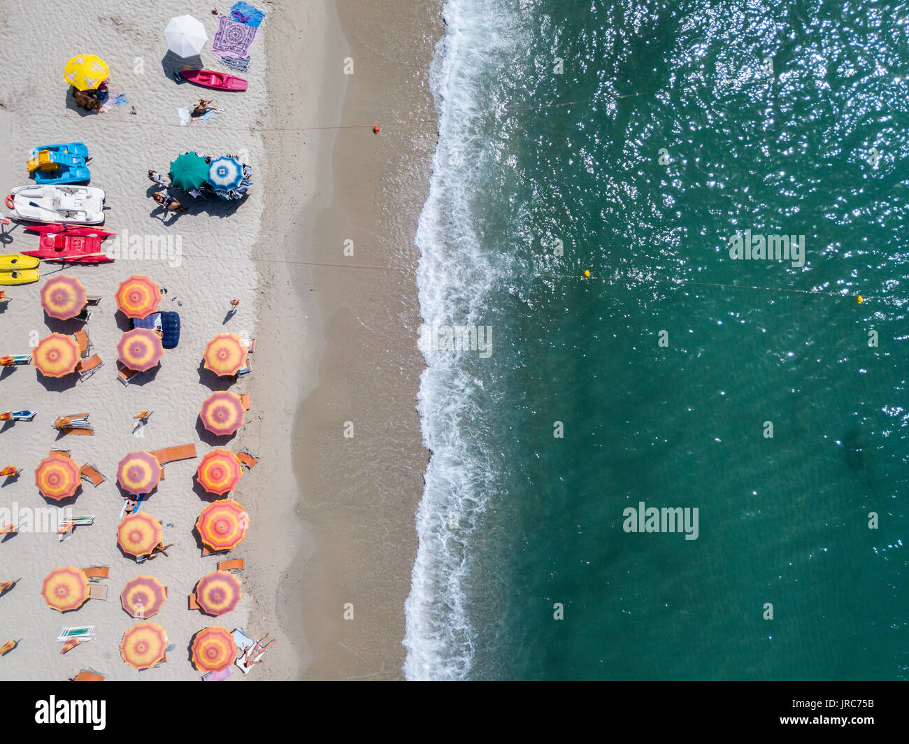 Vue aérienne d'une plage avec des canoës, des bateaux et des parasols. Tropea, Capo Vaticano. Calabria, Italie Banque D'Images
