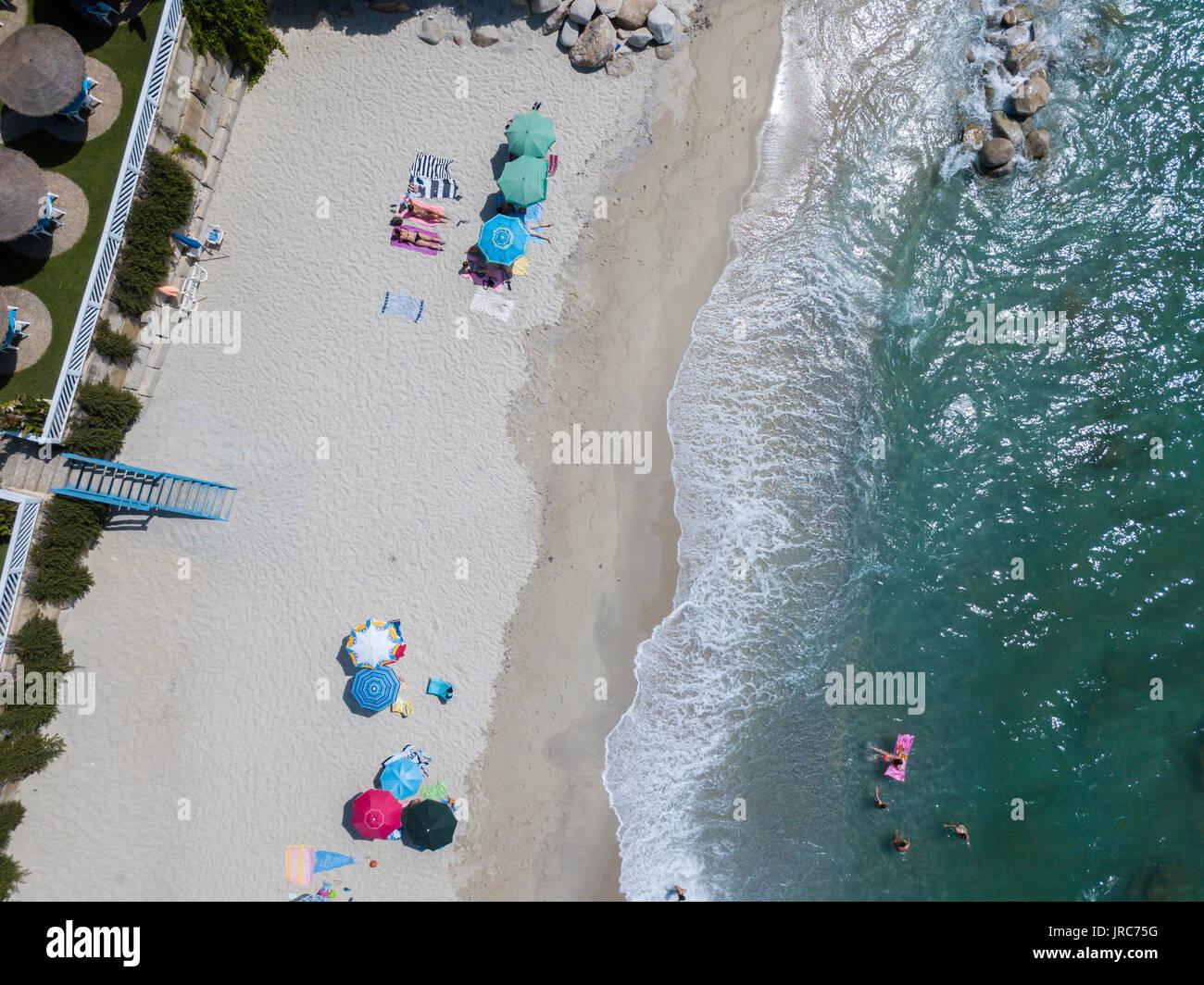 Vue aérienne d'une plage avec des canoës, des bateaux et des parasols. Tropea, Capo Vaticano. Calabria, Italie Banque D'Images