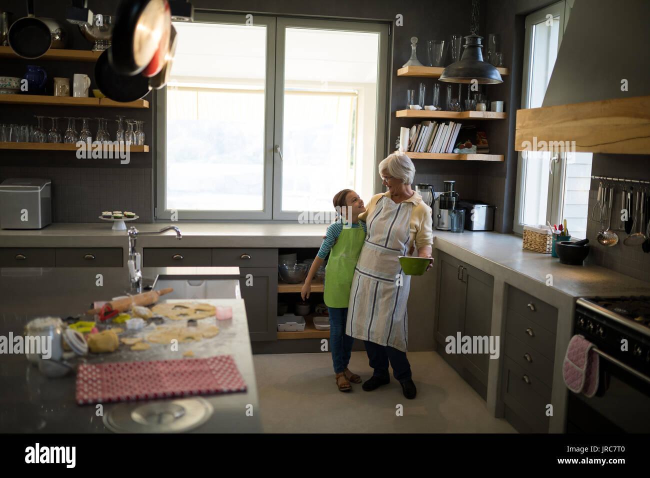 Smiling senior embrassant dans la cuisine Banque D'Images