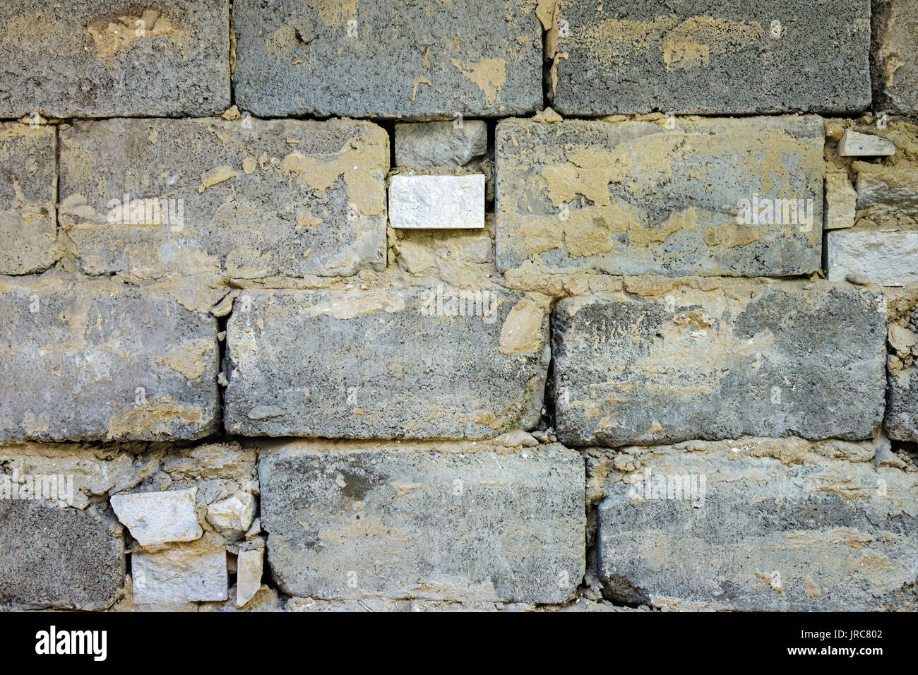 Close-up vieux mur délabré 1950th de cinder block sur mortier d'argile comme arrière-plan de construction. Banque D'Images