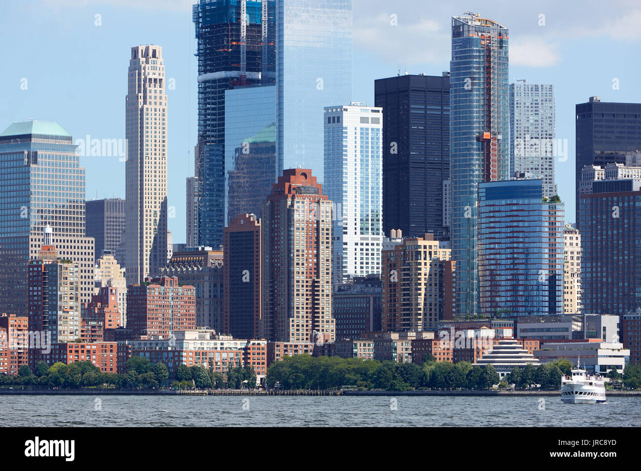 New York City Manhattan vue depuis la rivière Hudson avec gratte-ciel dans une journée ensoleillée Banque D'Images