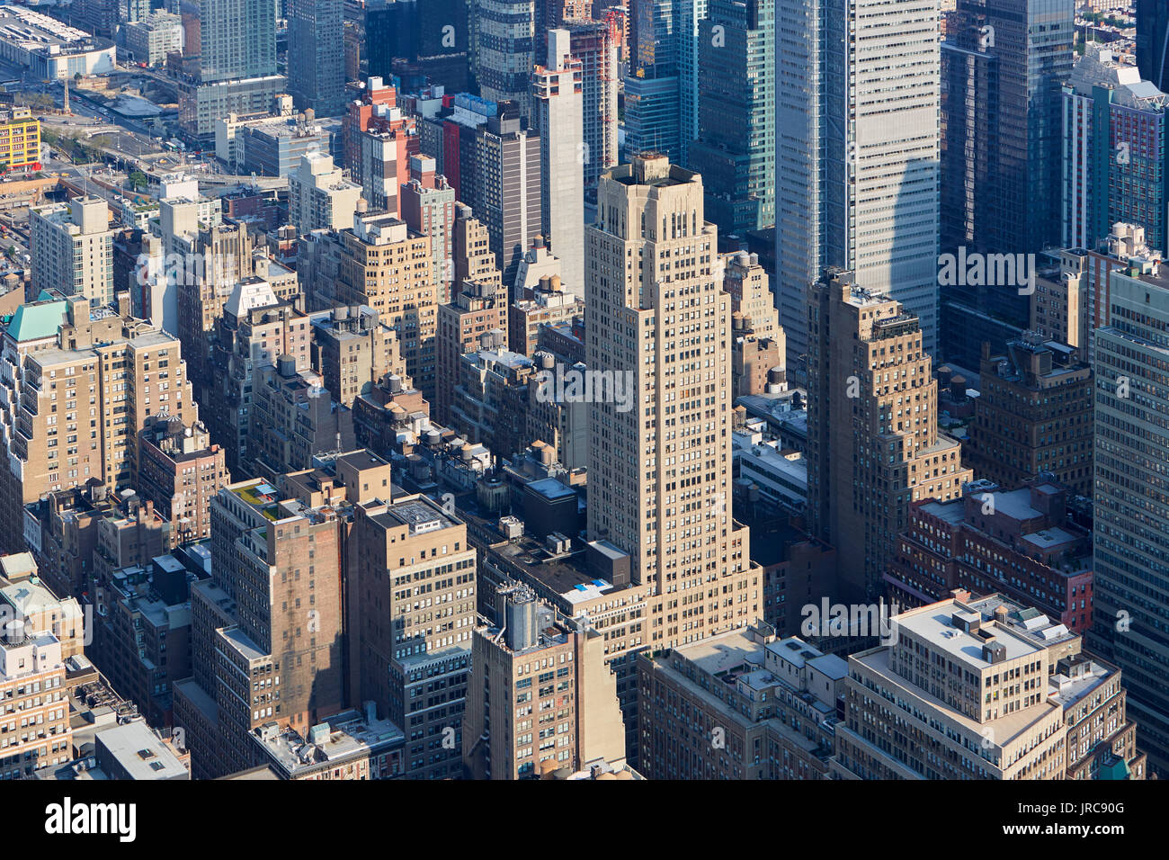 New York City Manhattan skyline vue aérienne avec des gratte-ciel dans le soleil du matin, de longues ombres Banque D'Images