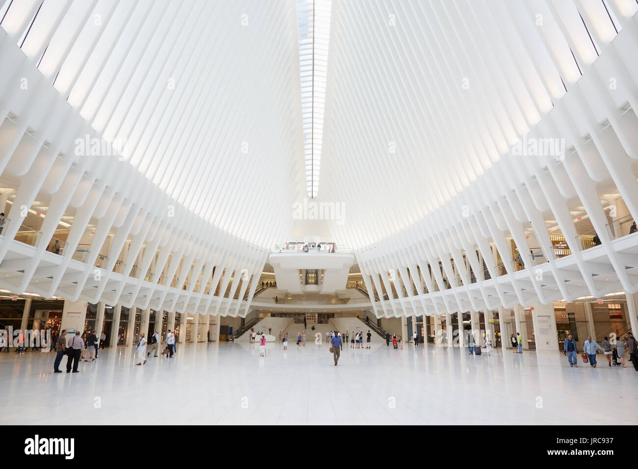 L'intérieur de l'Oculus white World Trade Centre station avec personnes à New York Banque D'Images