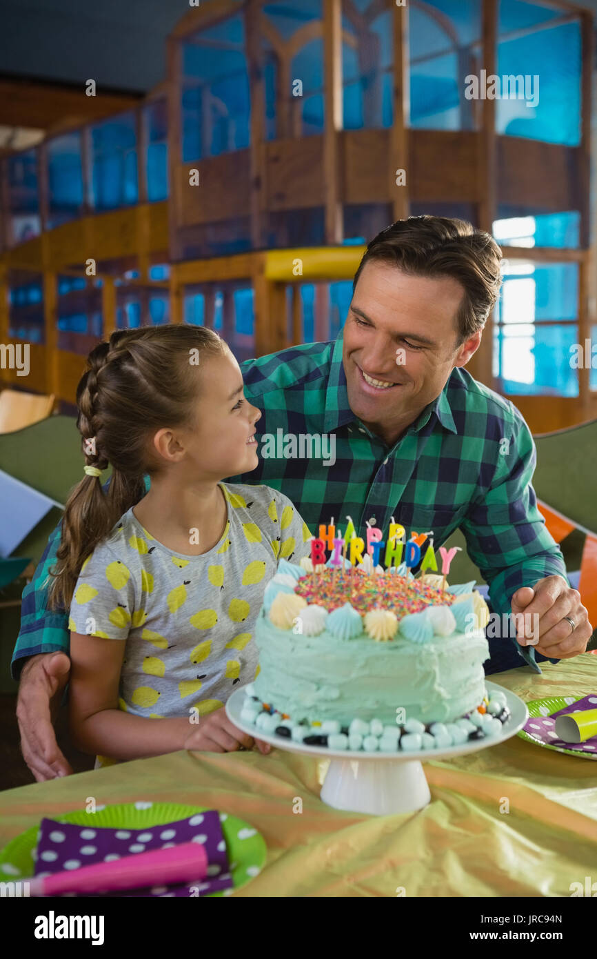 Pere Et Fille Avec Gateau D Anniversaire A La Maison Photo Stock Alamy Pere Et Fille Avec Gateau D Anniversaire A La Maison Photo Stock Alamy