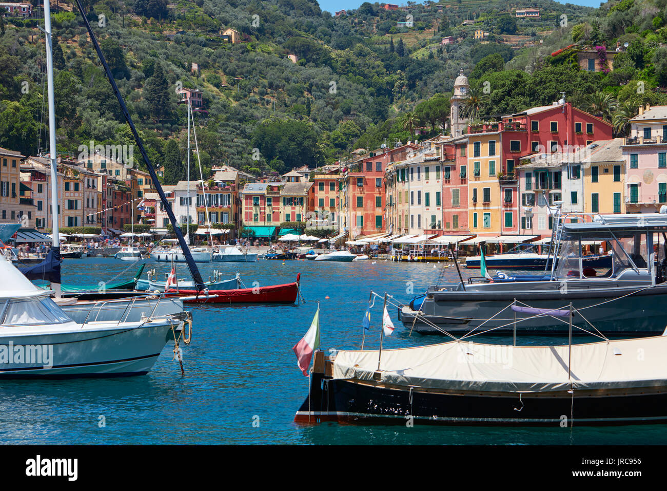 Portofino harbour village magnifique typique avec ses maisons colorées en Italie, sur la côte de la mer de Ligurie, province de Gênes Banque D'Images