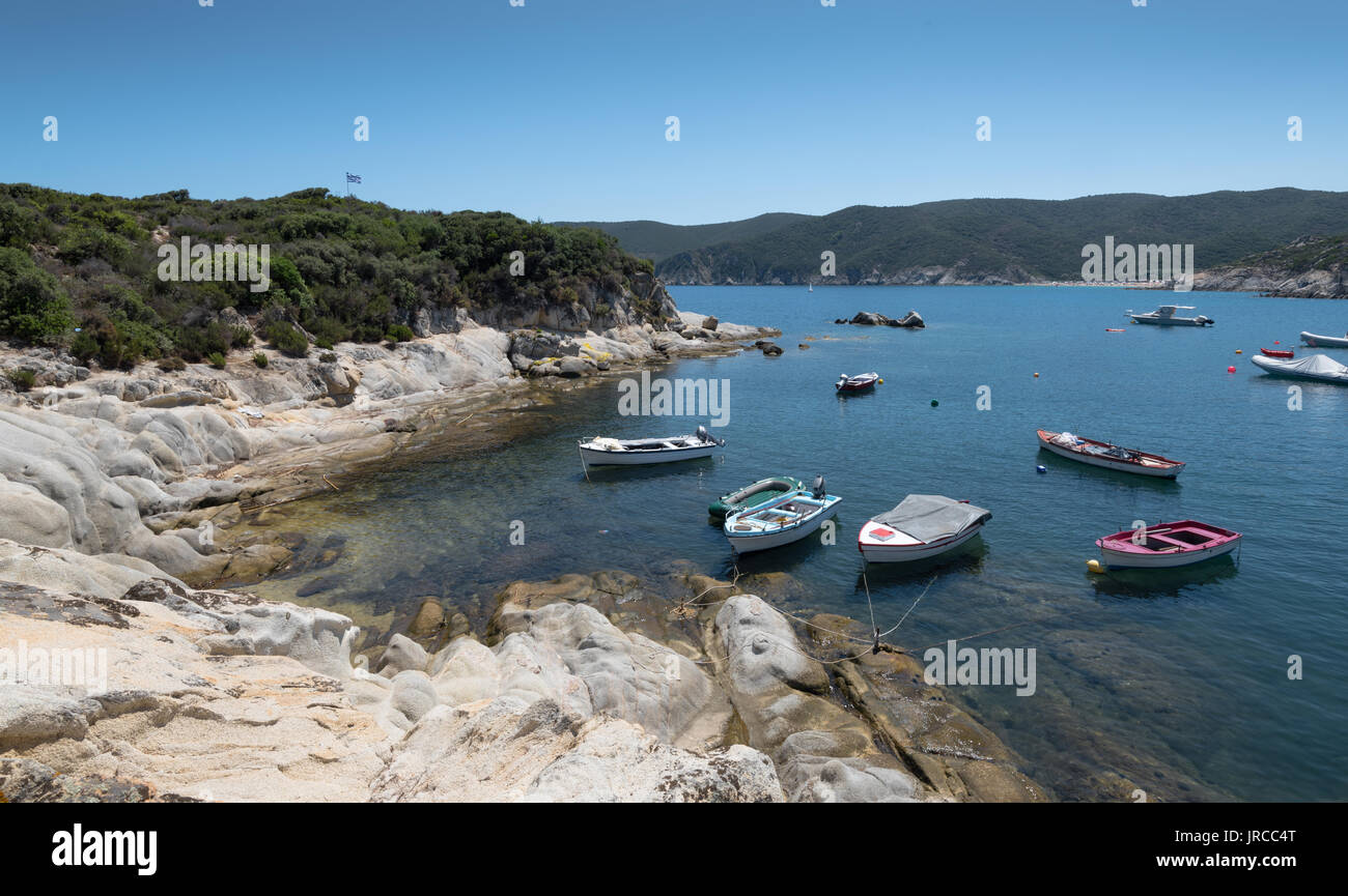 Des bateaux de pêche à la célèbre plage de kalamitsi péninsule Sithonia Chalkidiki en Grèce. Banque D'Images