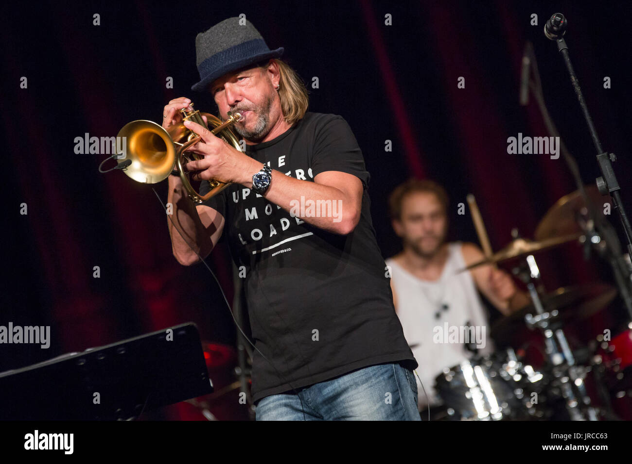 Essen, Allemagne. 1er août 2017. Rüdiger Baldaufs trompette nuit à Wetzlarer Festspiele 2017, la Stadthalle Wetzlar. Fusion/Jazz/funk/soul concert. Sur la photo : Rüdiger Baldauf (bugle), Thomas arrière Heinz (batterie). Crédit : Christian Lademann Banque D'Images