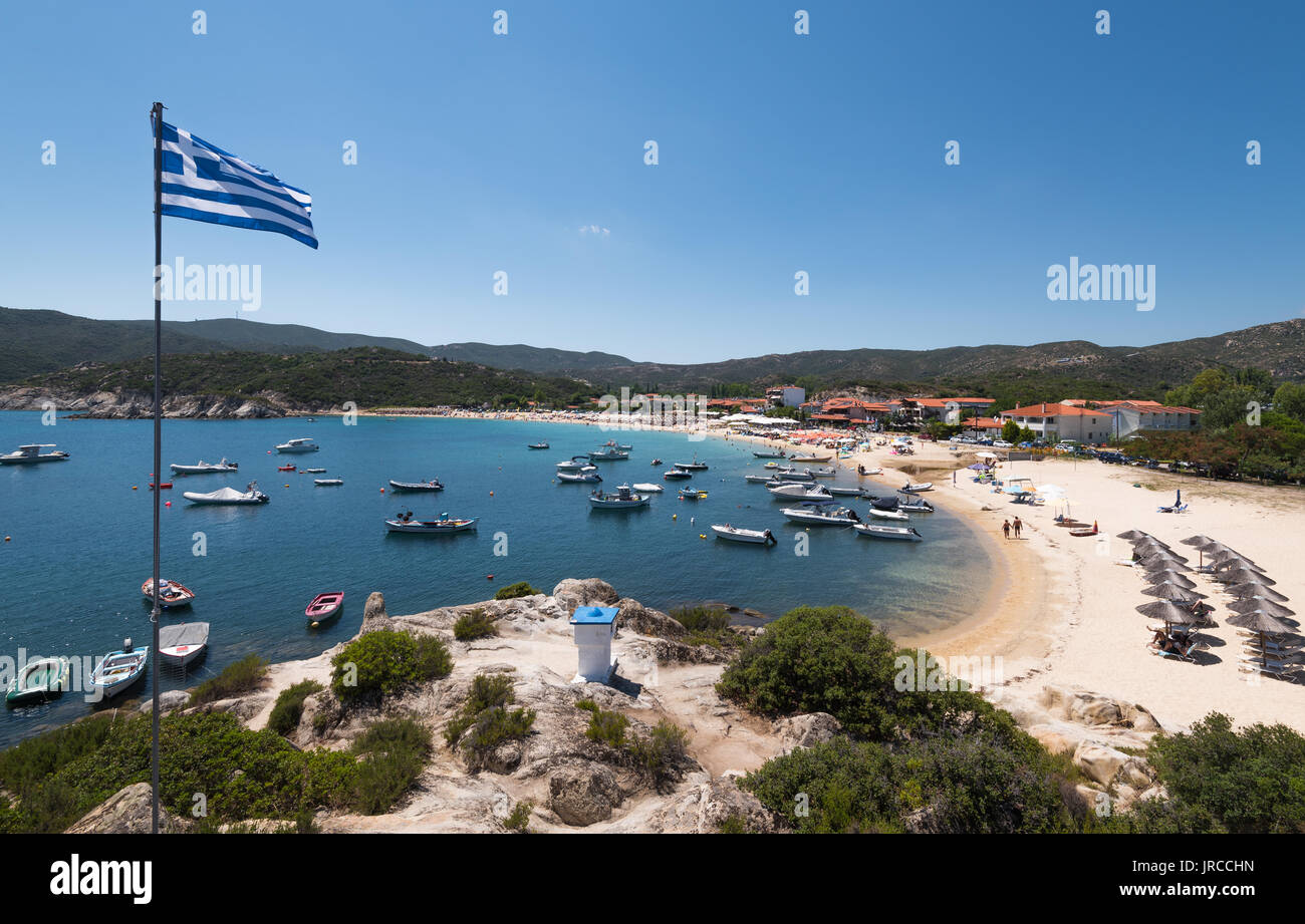 Kalamitsi, Grèce - 29 juillet 2017 : les gens sur la plage et les bateaux à la célèbre plage de kalamitsi péninsule Sithonia Chalkidiki en Grèce. Banque D'Images