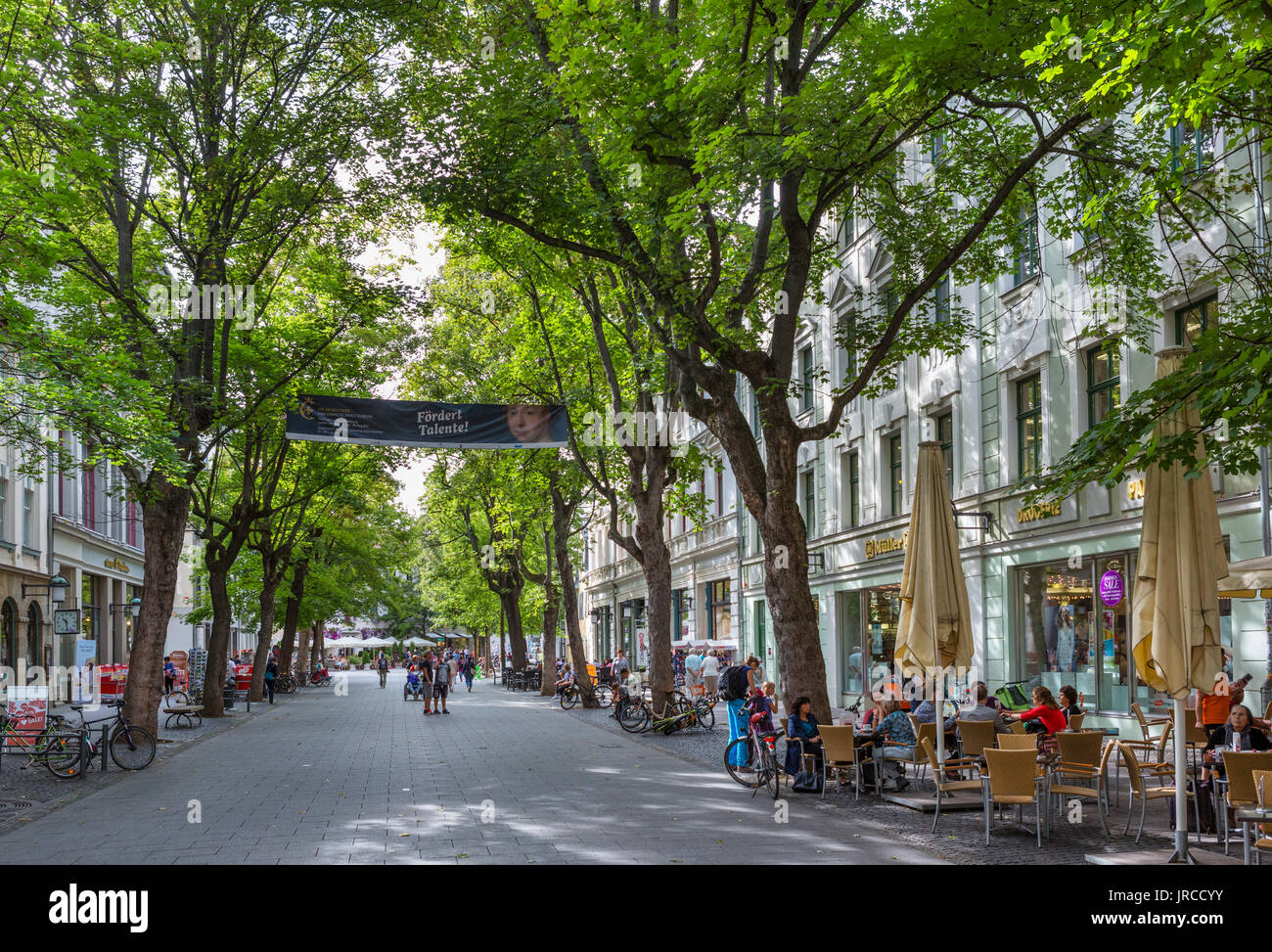 Boutiques et cafés sur Schillerstrasse dans la vieille ville, Weimar, Thuringe, Allemagne Banque D'Images