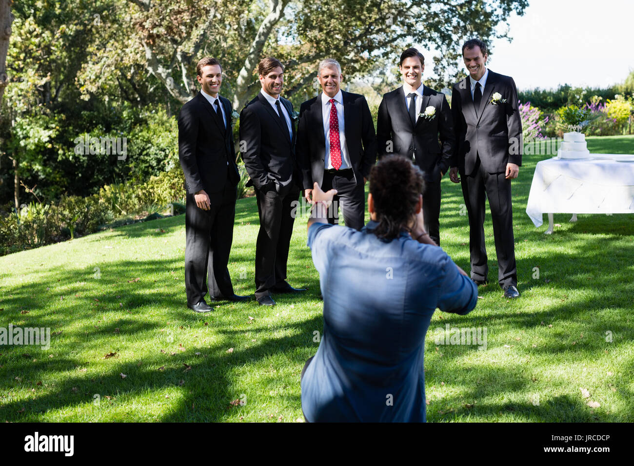 Photo photographe du marié et garçons d'at park Banque D'Images