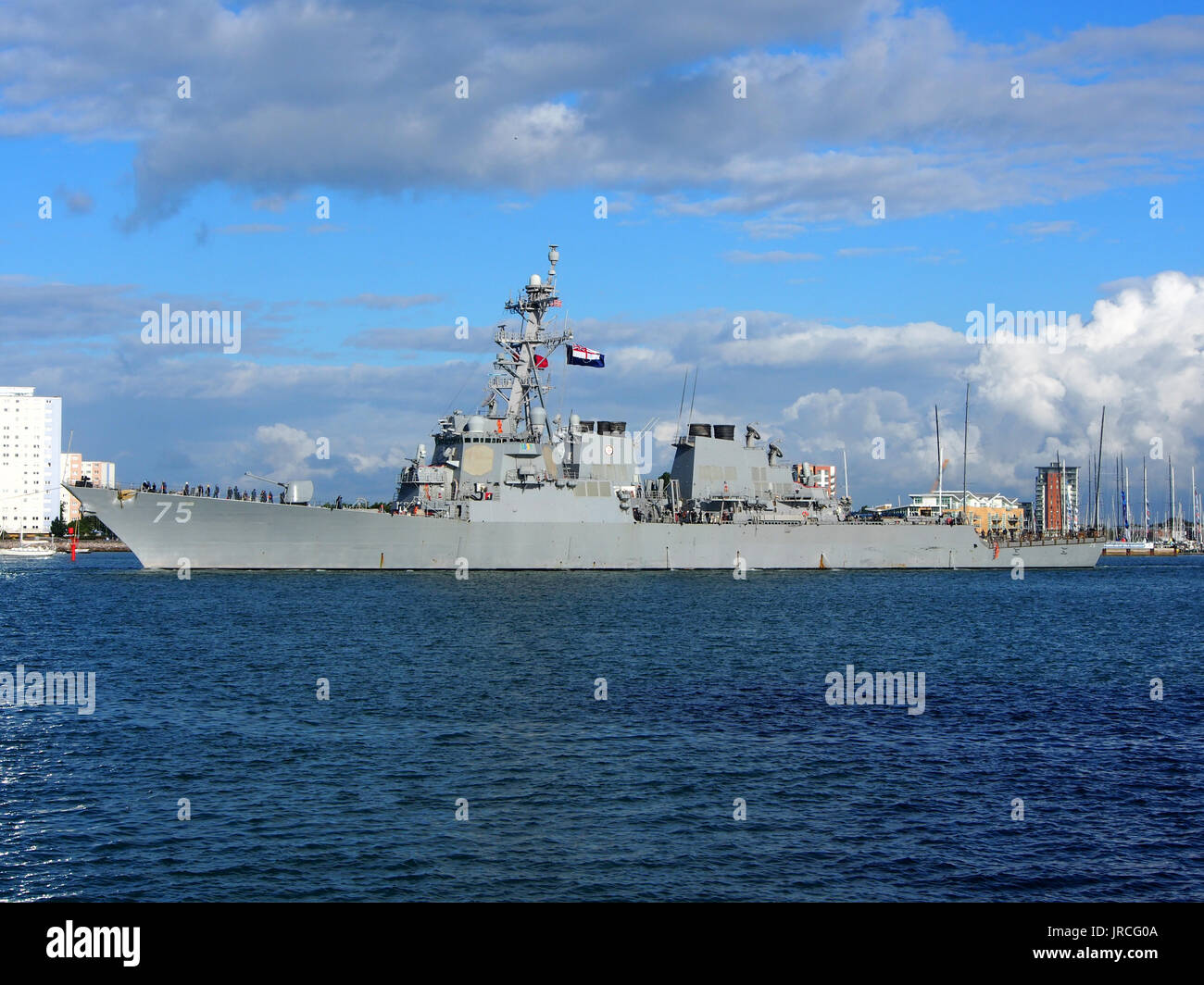L'USS Donald Cook quitte le port de Portsmouth, Angleterre Banque D'Images