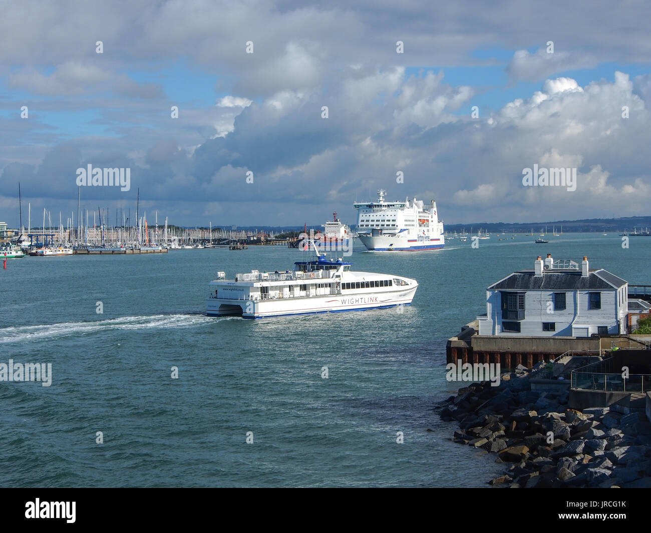 Un wight Link et d'un catamaran Brittany Ferries car ferry dans le port de Portsmouth, Angleterre Banque D'Images
