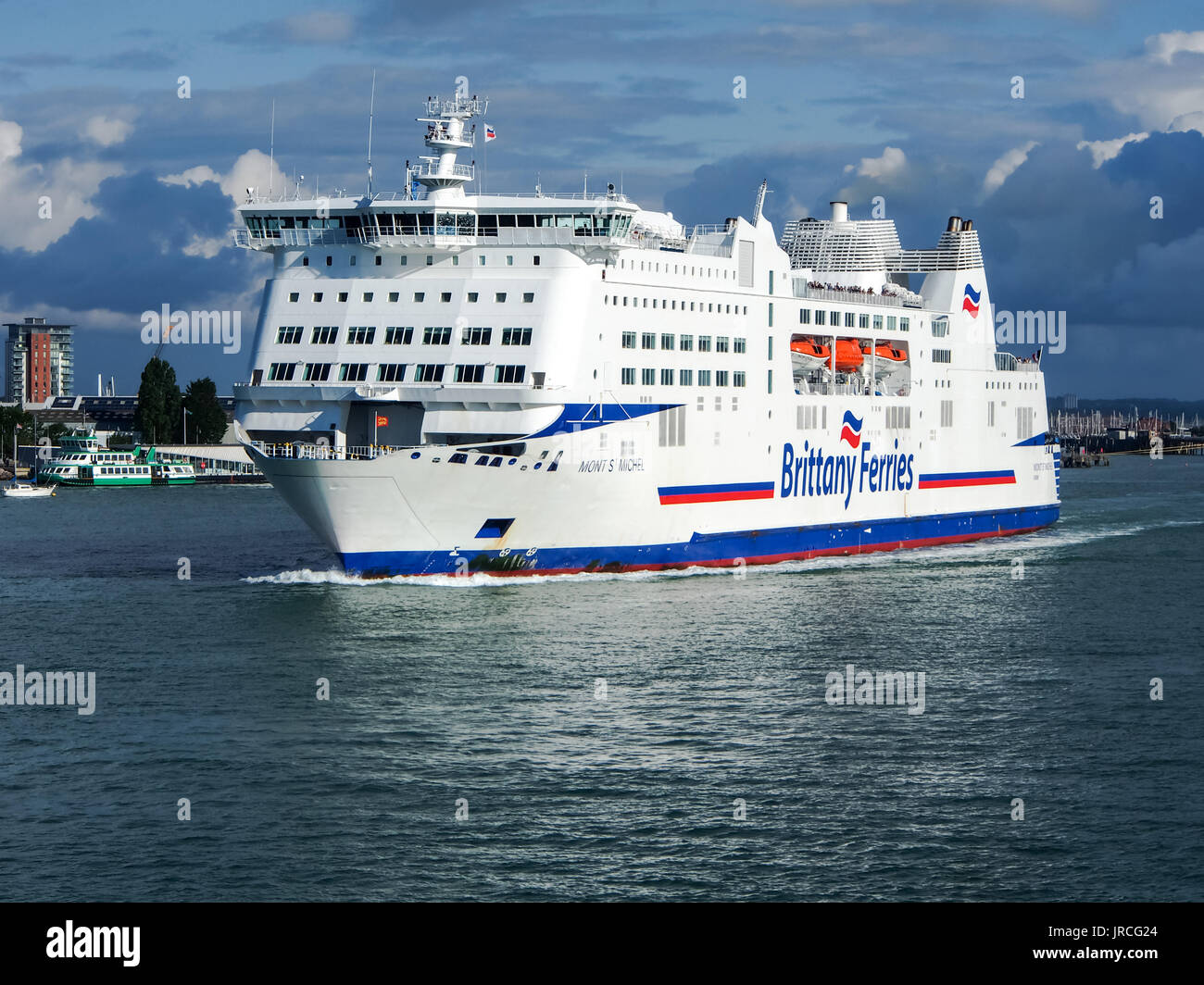 Le ferry Bretagne Mont St Michel de quitter le port de Portsmouth et entrer dans le Solent Banque D'Images