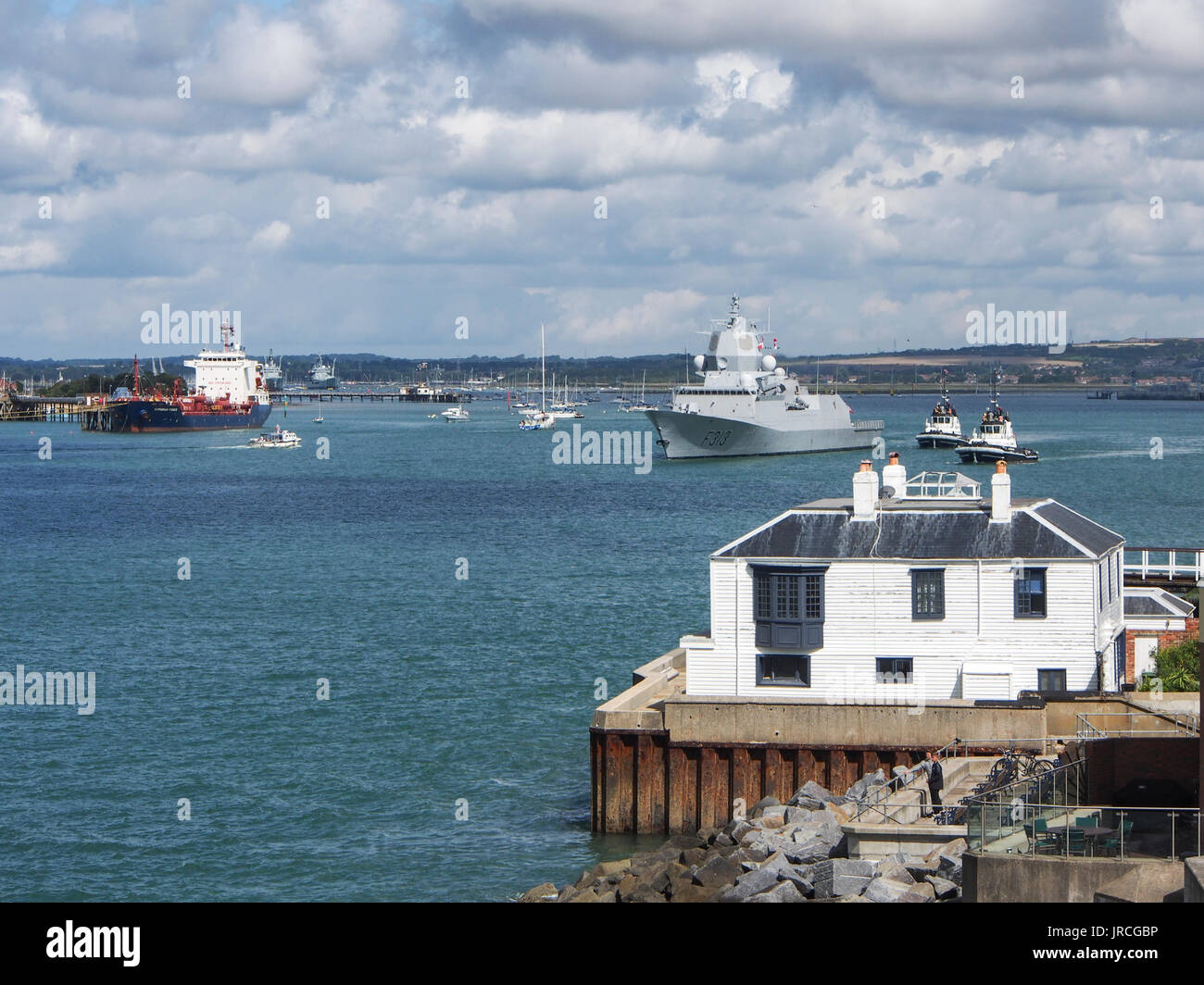 HNoMS Helge Ingstad un Fridjof Nansen, la frégate de classe de la marine norvégienne de quitter le port de Portsmouth Banque D'Images