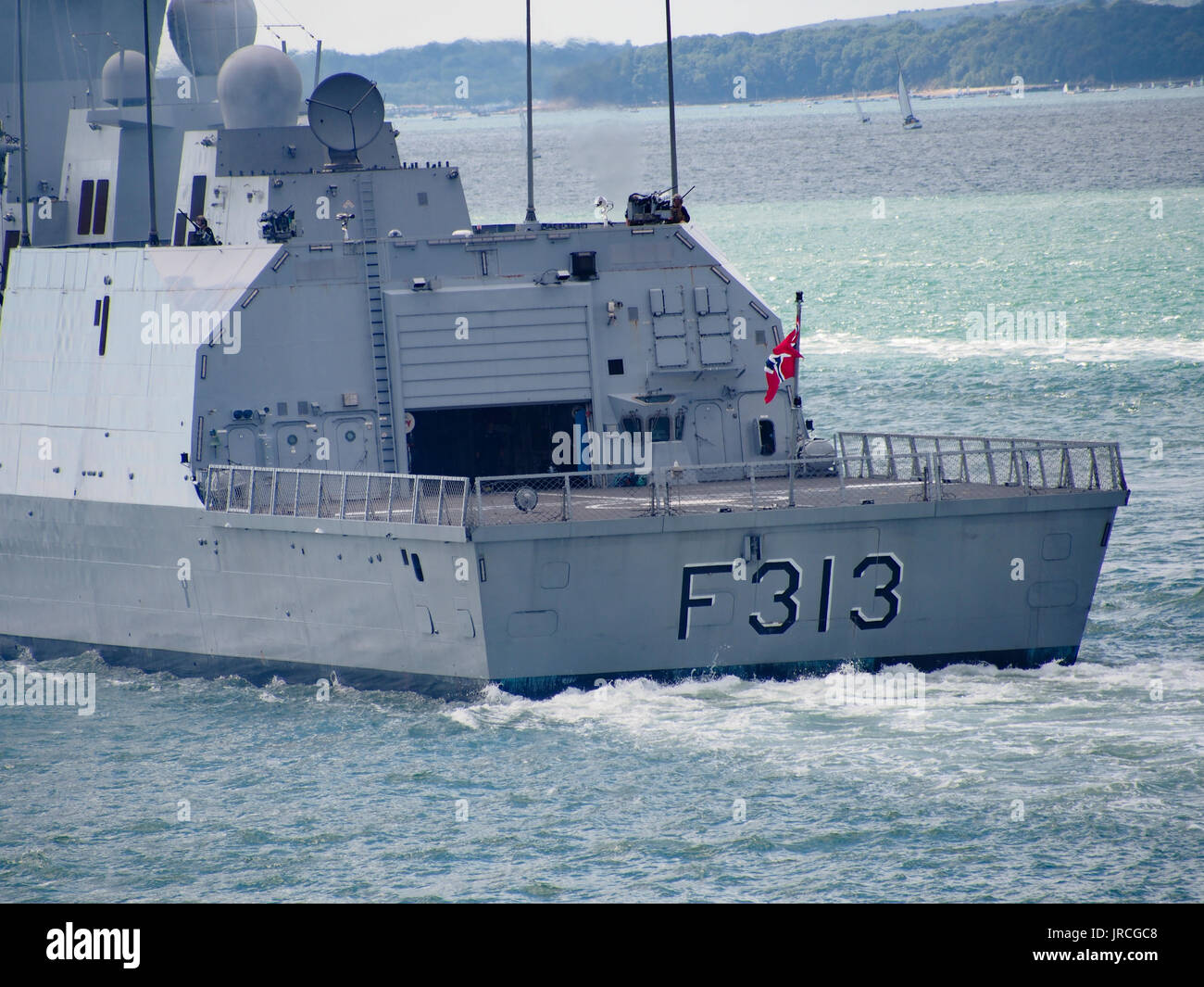 HNoMS Helge Ingstad un Fridjof Nansen, la frégate de classe de la marine norvégienne de quitter le port de Portsmouth Banque D'Images