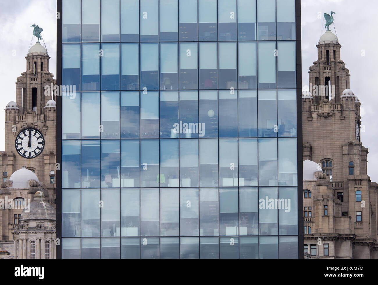 Un bâtiment moderne de bloquer la vue emblématique du Liver Building et les Trois Grâces Banque D'Images