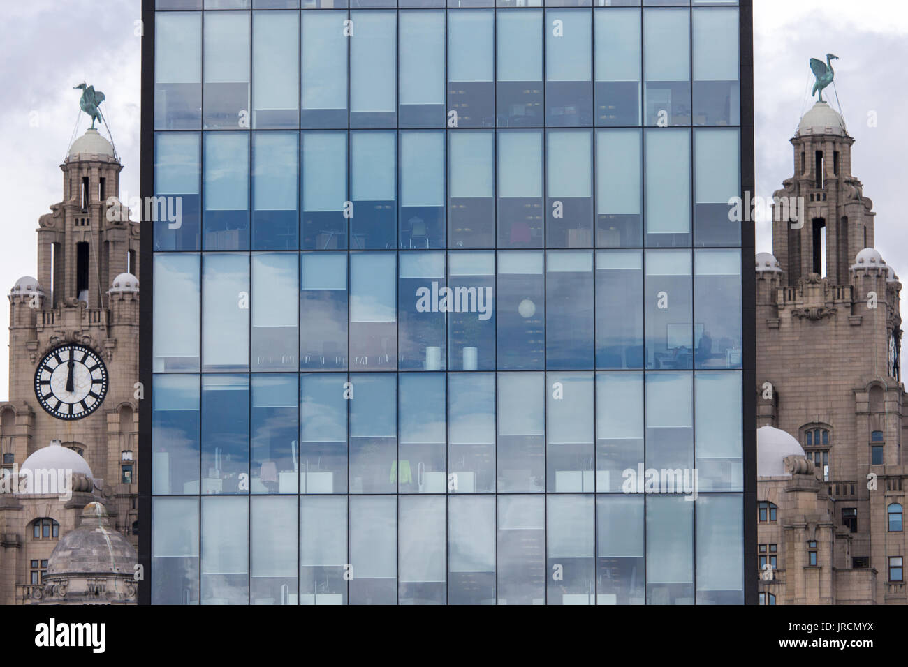 Un bâtiment moderne de bloquer la vue emblématique du Liver Building et les Trois Grâces Banque D'Images