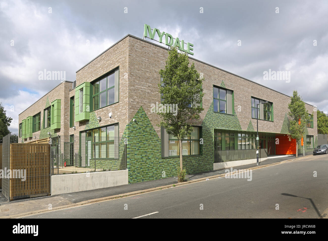 Vue extérieure de la nouvelle école primaire à Ivydale Nunhead, sud-est de Londres, UK.brique gris avec de grands triangles de briques vert glacé. Banque D'Images