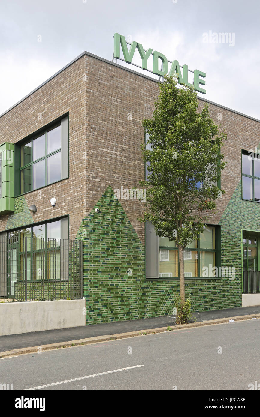 Vue extérieure de la nouvelle école primaire à Ivydale Nunhead, sud-est de Londres, UK.brique gris avec de grands triangles de briques vert glacé. Banque D'Images