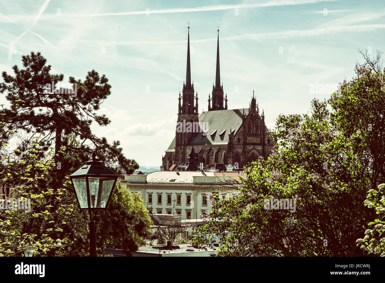Cathédrale Saint Pierre et Paul à Brno, en Moravie, en République tchèque. L'architecture religieuse. Bel endroit. Retro photo filtre. Banque D'Images