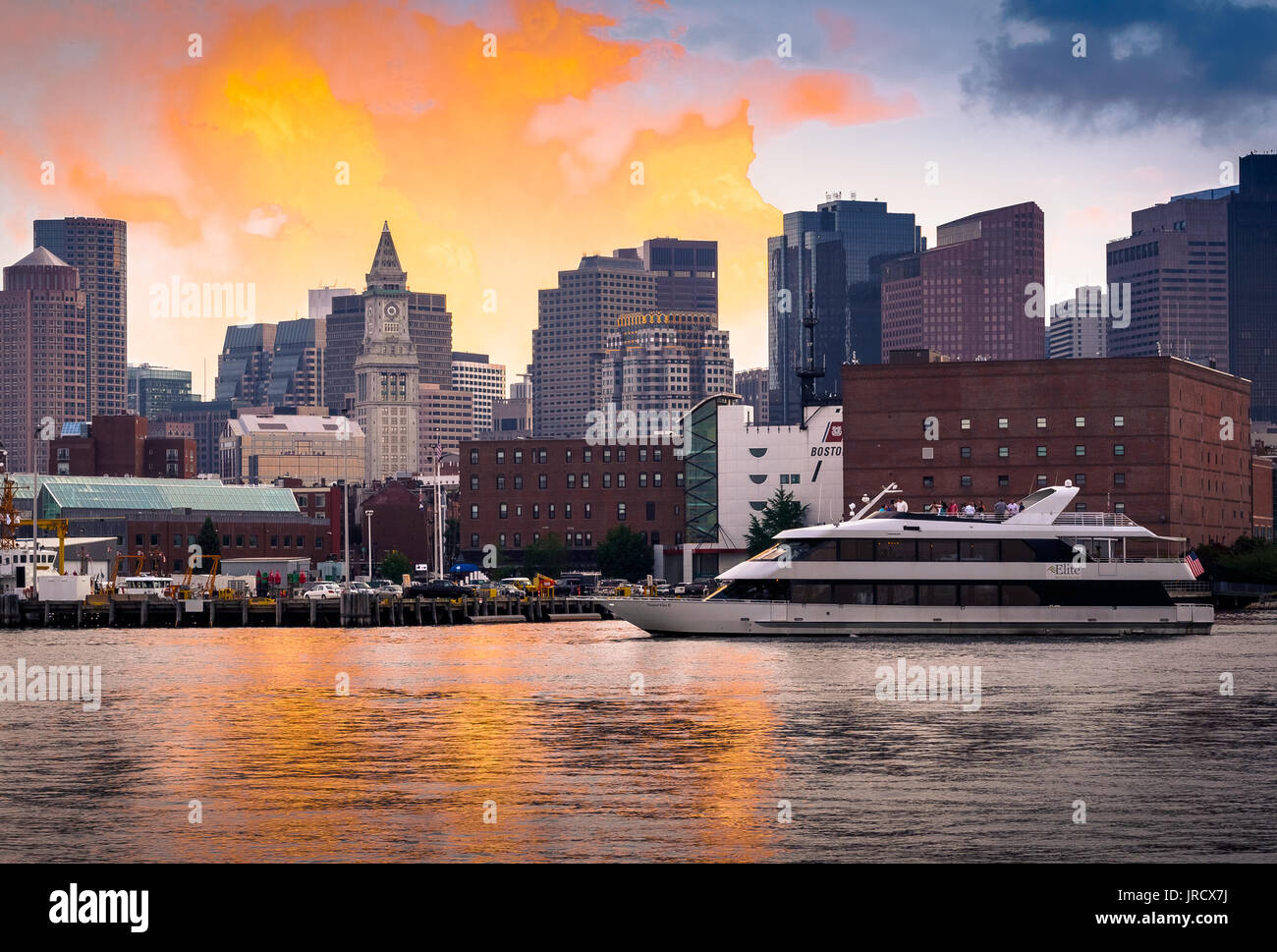 Toits de Boston avec un yacht dans Charles River montrant sur un superbe coucher du soleil Banque D'Images