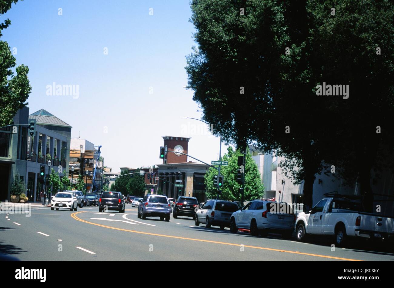 Des voitures descendent South main Street vers Olympic Boulevard dans la partie centre-ville de la ville de Walnut Creek, Californie, dans la région de la baie de San Francisco, le 21 juin 2017. Banque D'Images