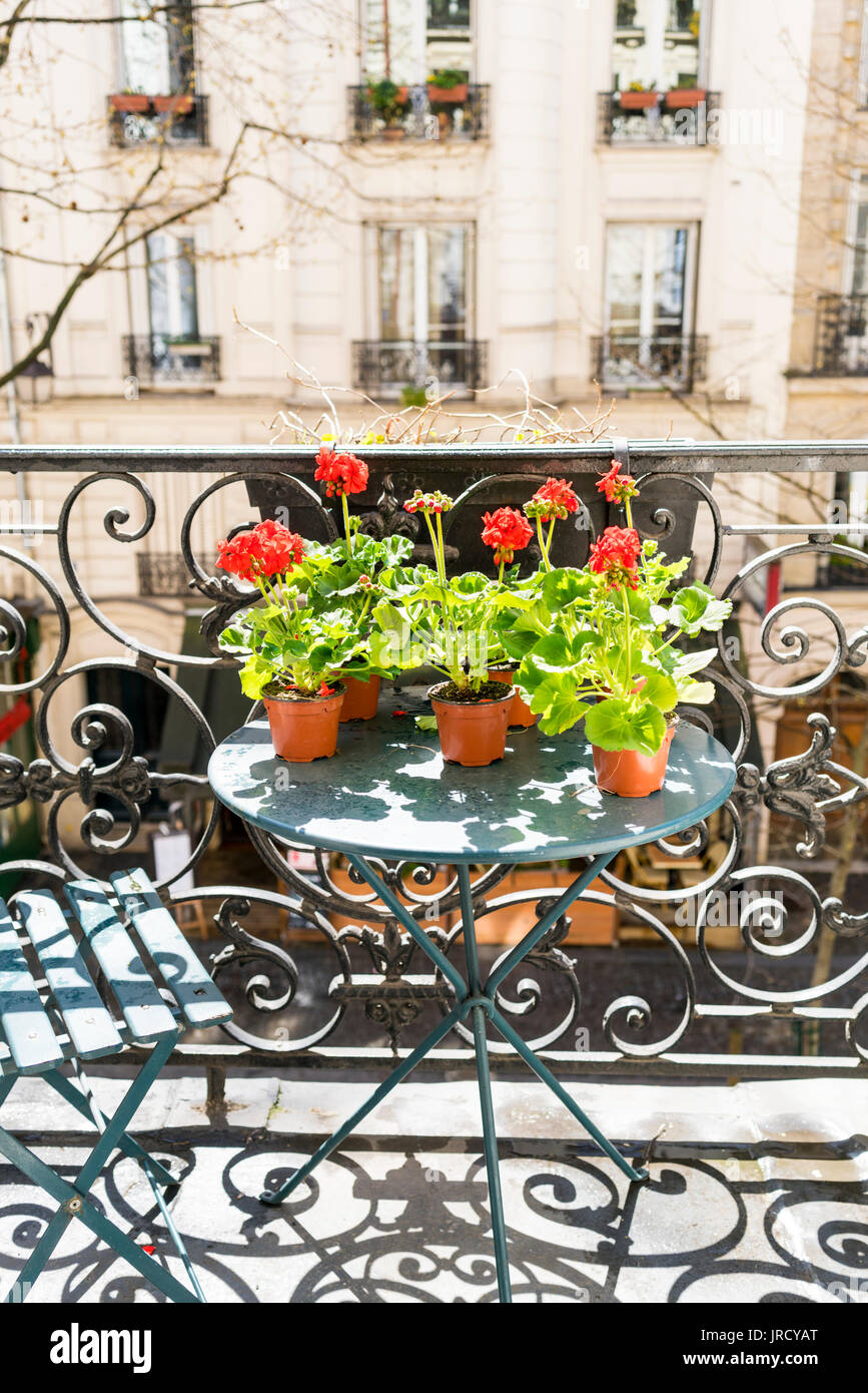 Le petit-déjeuner sur le balcon à Paris au printemps Banque D'Images