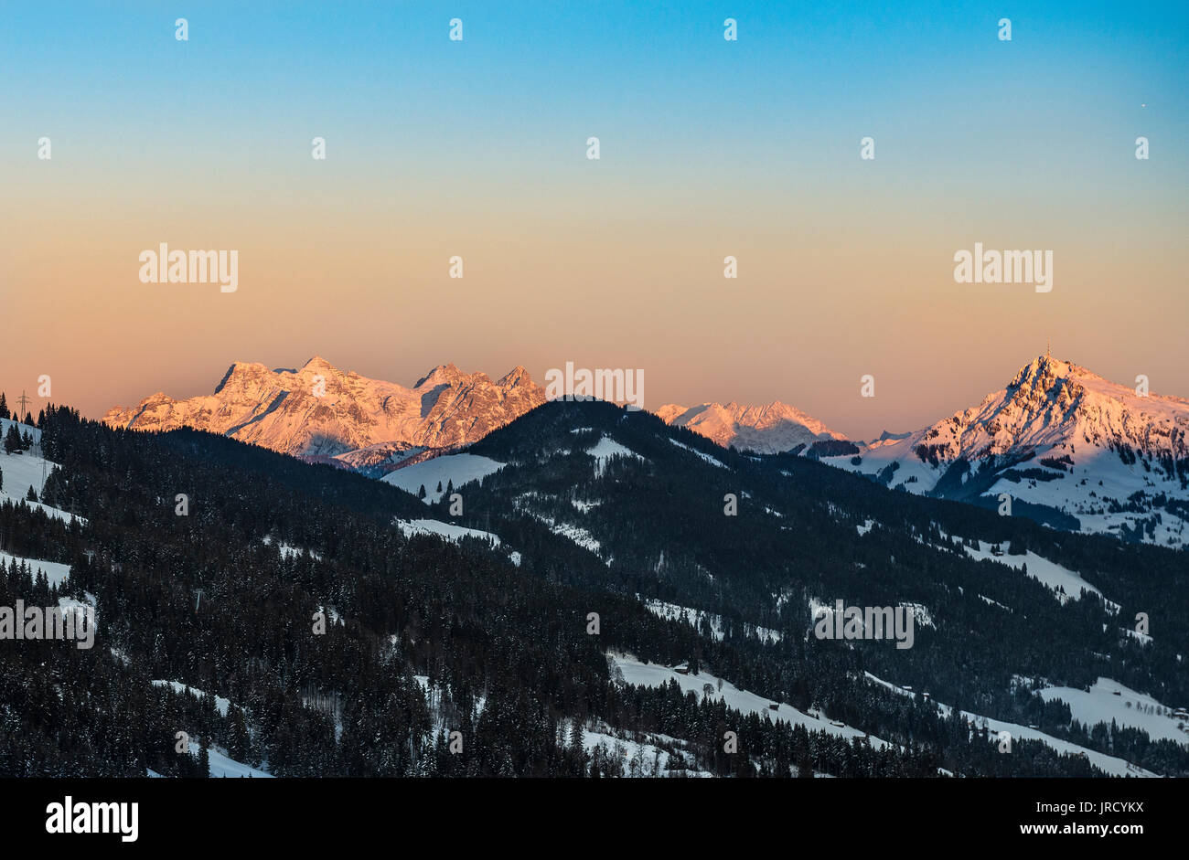 Lofer Montagnes et Kitzbüheler Horn au lever du soleil en hiver, Brixen im Thale, Tyrol, Autriche Banque D'Images