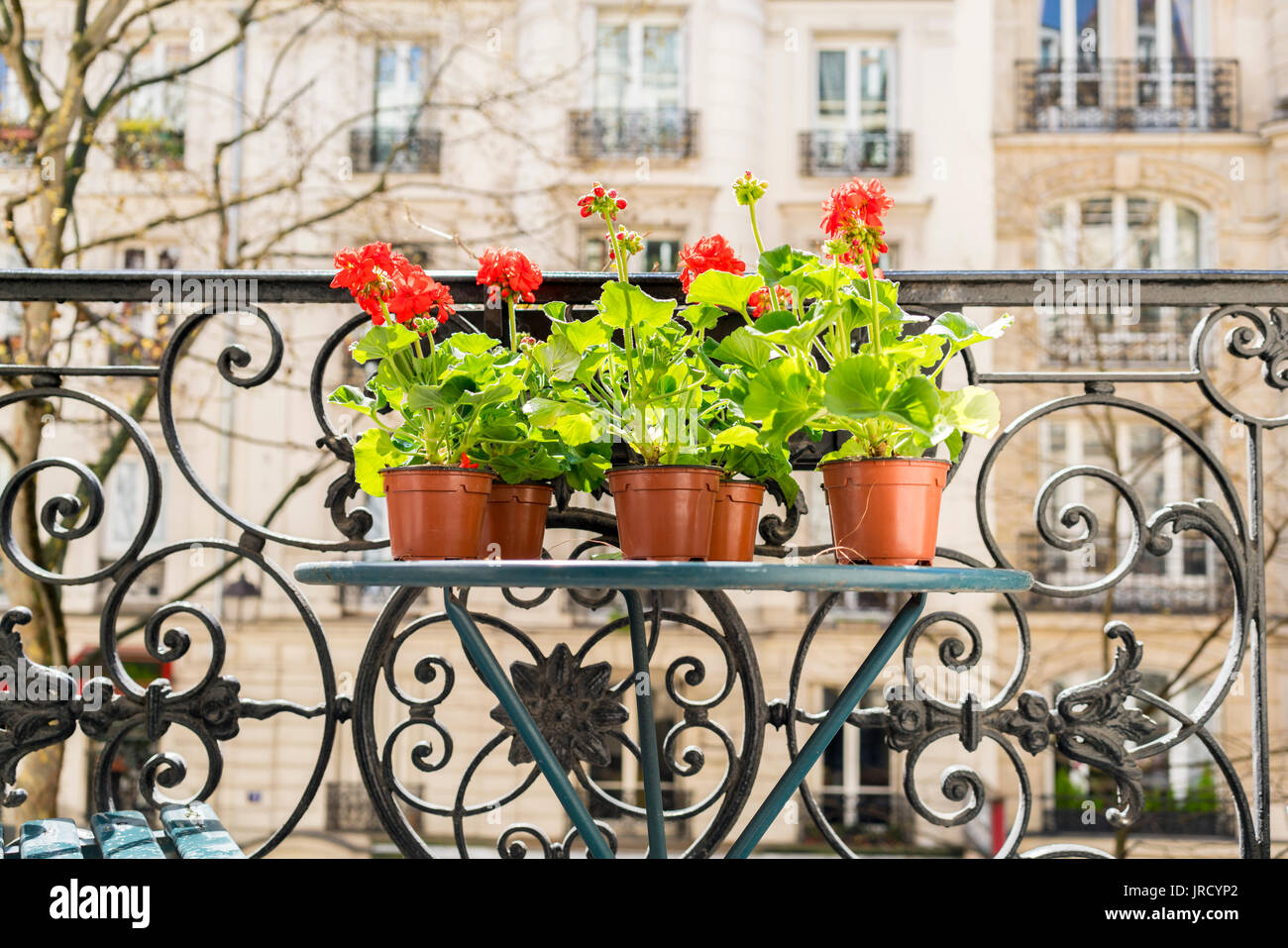 Le petit-déjeuner sur le balcon à Paris au printemps Banque D'Images