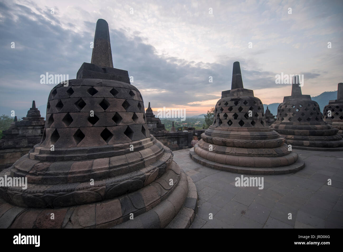 Complexe du temple Borobudur au lever du soleil, stupas, ciel nuageux, Borobudur, Yogyakarta, Java, Indonésie Banque D'Images
