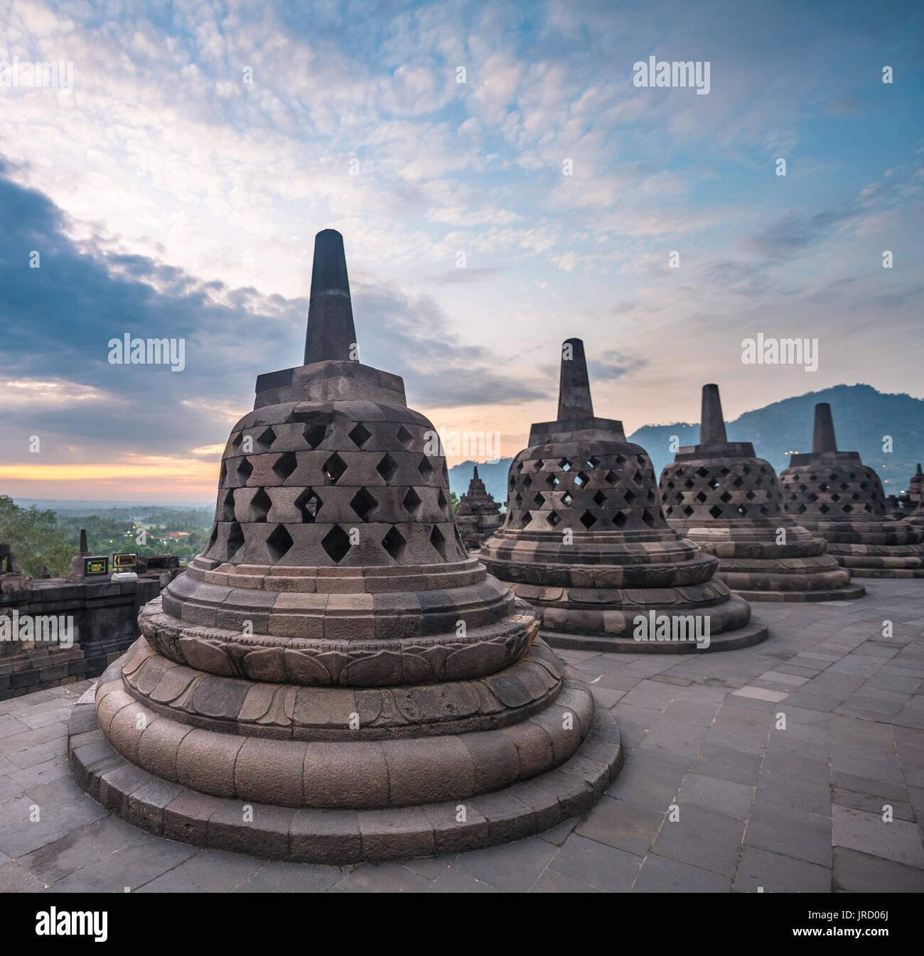 Complexe du temple Borobudur au lever du soleil, stupas, cloud sky, Borobudur, Yogyakarta, Java, Indonésie Banque D'Images
