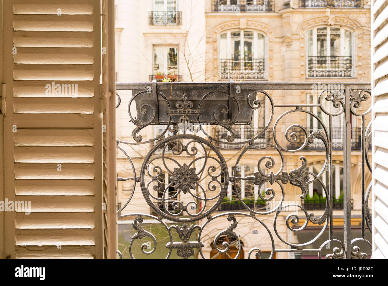 Balcon avec balustrade et volets Décoratifs à Paris, France Banque D'Images
