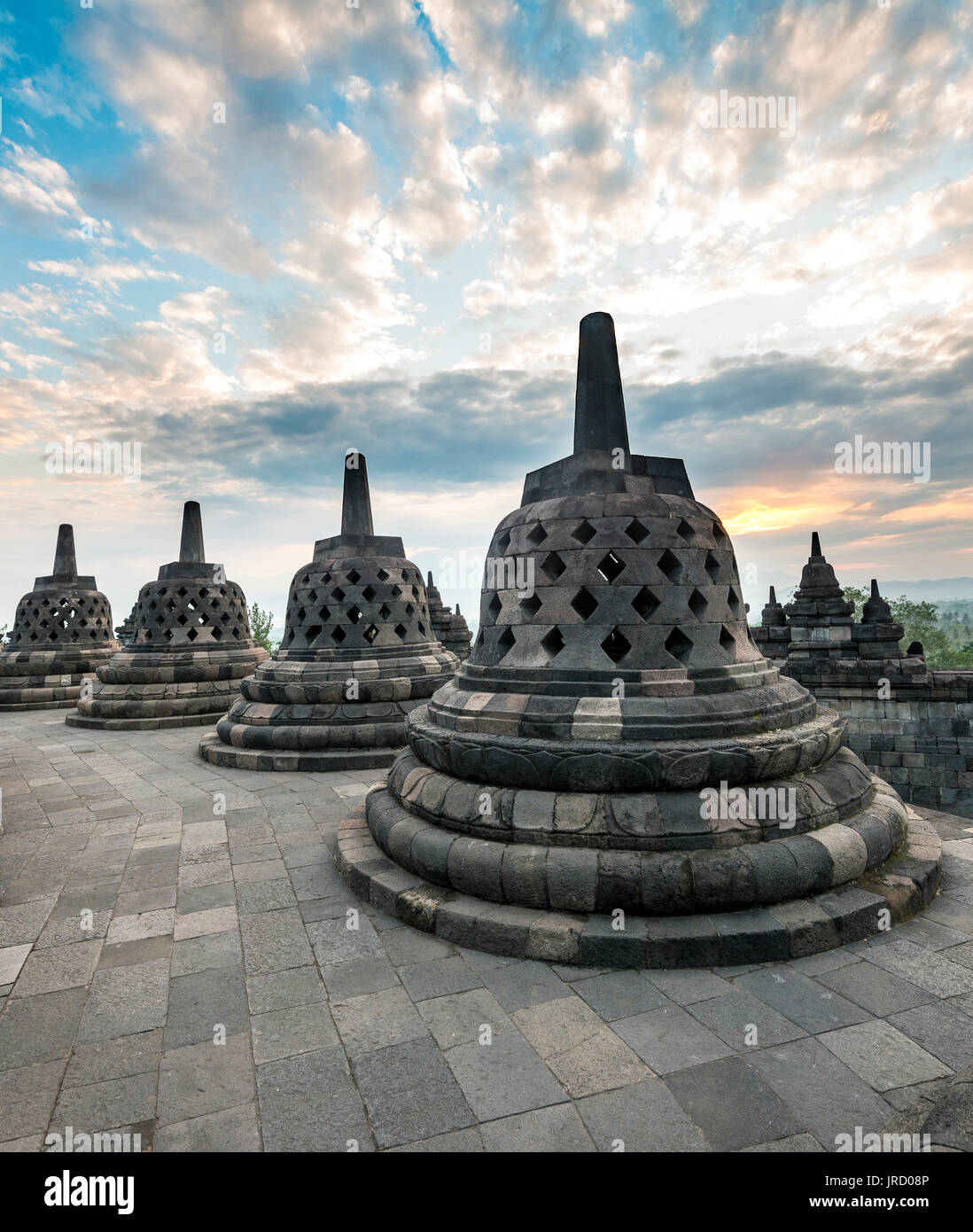 Complexe du temple Borobudur au lever du soleil, stupas, ciel nuageux, Borobudur, Yogyakarta, Java, Indonésie Banque D'Images