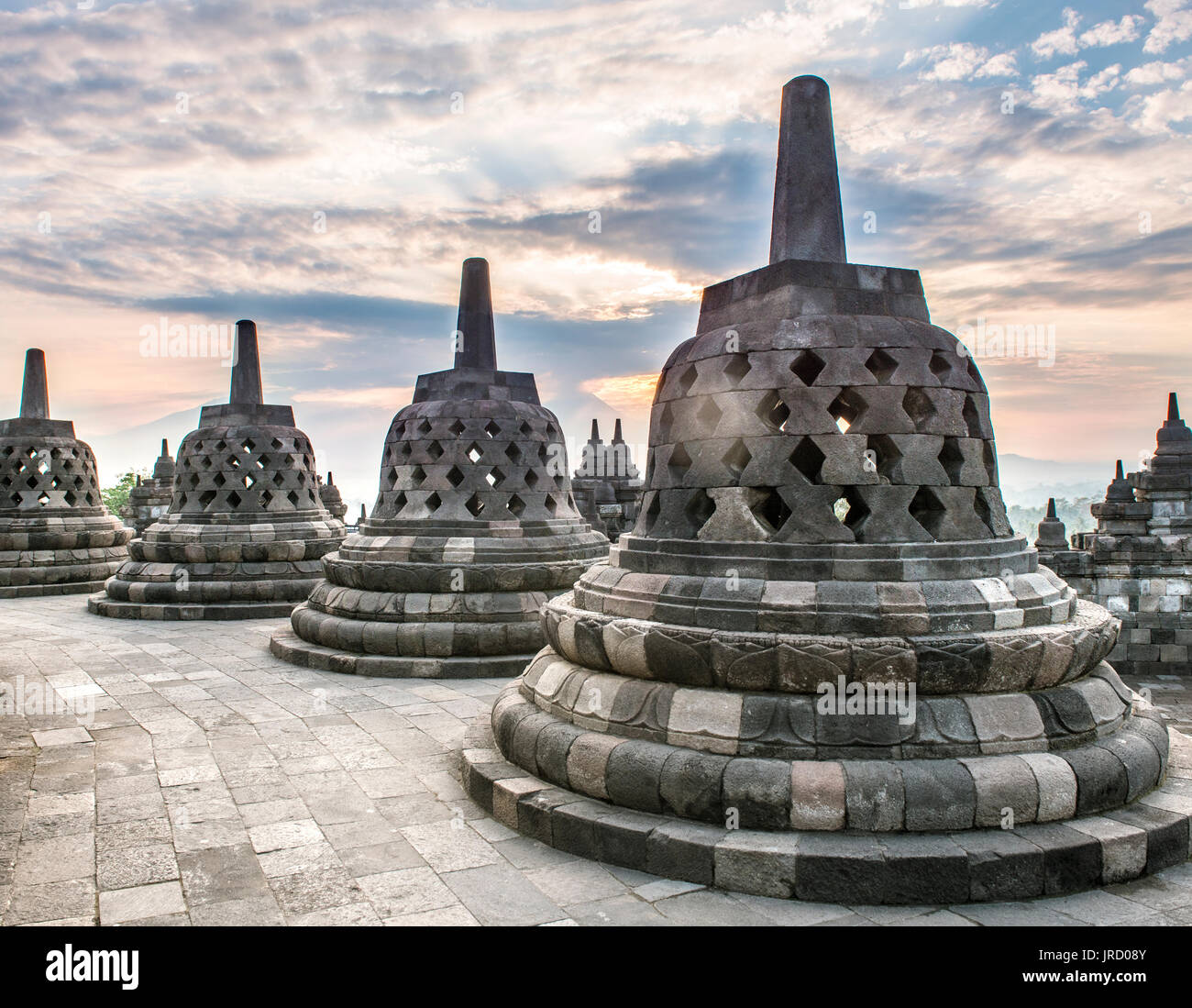 Complexe du temple Borobudur au lever du soleil, stupas, ciel nuageux, Borobudur, Yogyakarta, Java, Indonésie Banque D'Images